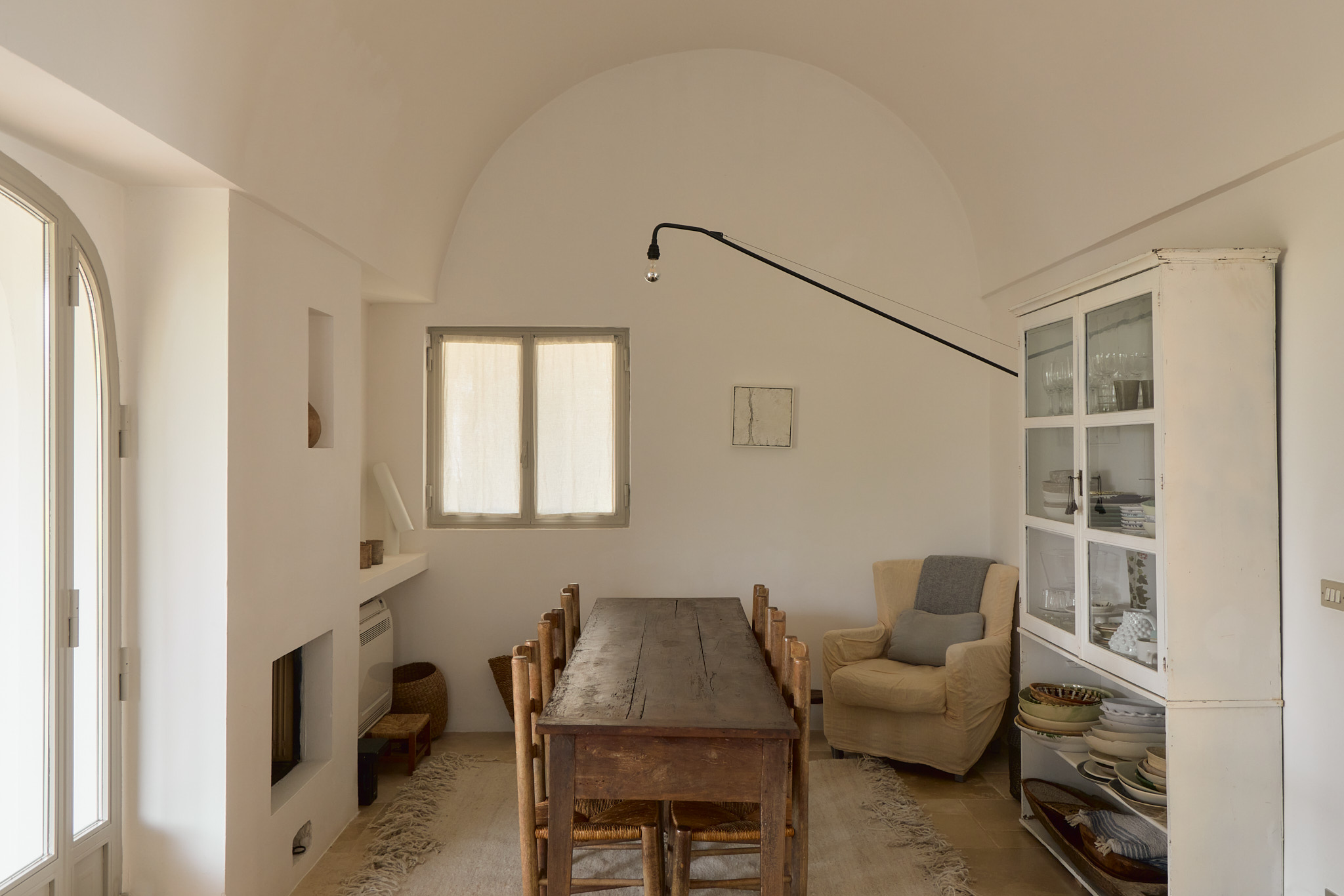 salle à manger avec cheminée décoration naturelle et rustique chic maison dans les Pouilles Villa Castelluccio