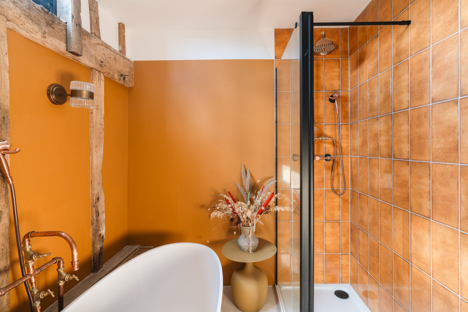 salle de bain murs orange avec colombages et poutres ancienne grange rénovée du 18e siècle salle de bain murs orange avec colombages et poutres ancienne grange rénovée du 18e siècle