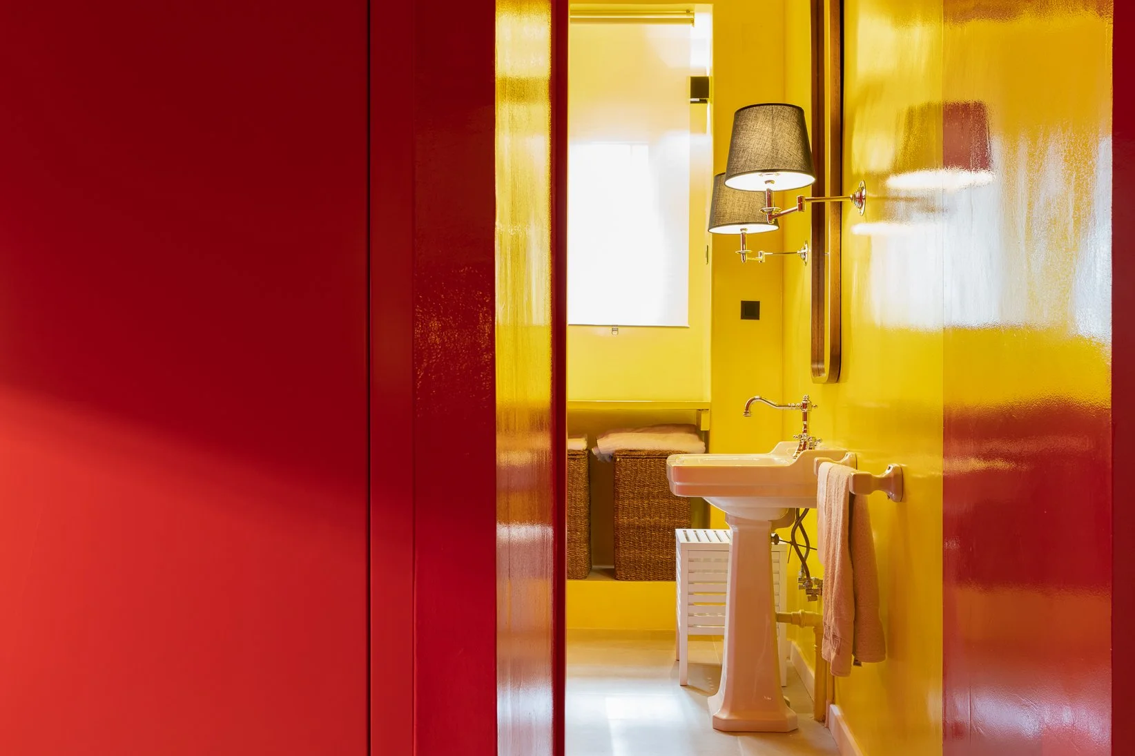 salle de bain décoration contemporaine jaune et rouge salle de bain décoration contemporaine jaune et rouge