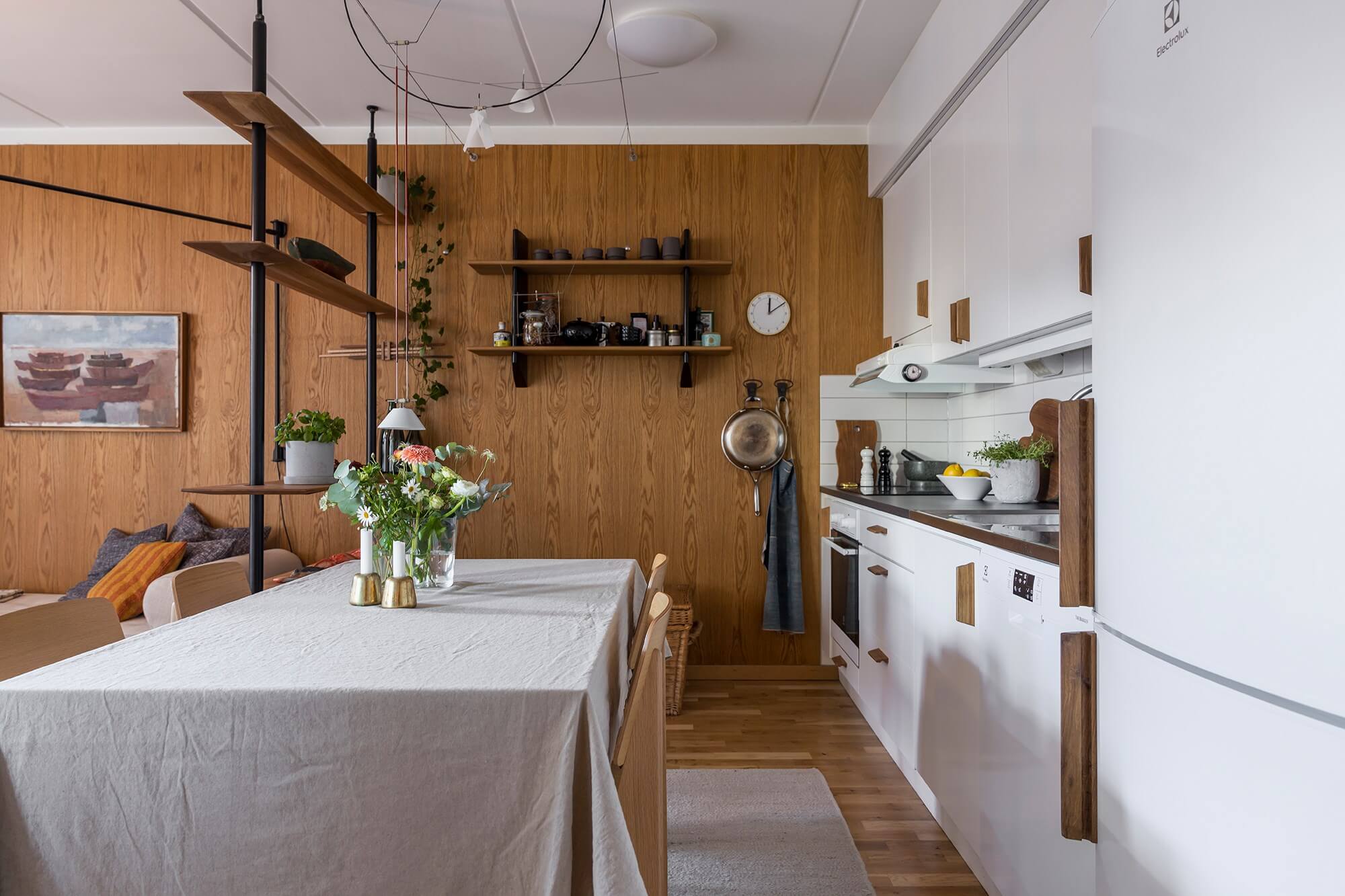cuisine ouverte et salon mur bois deux-pièces de 46m2 style Japandi cuisine ouverte et salon mur bois deux-pièces de 46m2 style Japandi