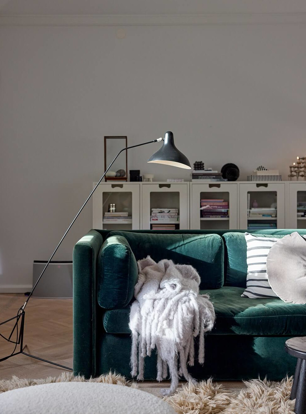 salon avec canapé velours vert décoration scandinave et design salon avec canapé velours vert décoration scandinave et design