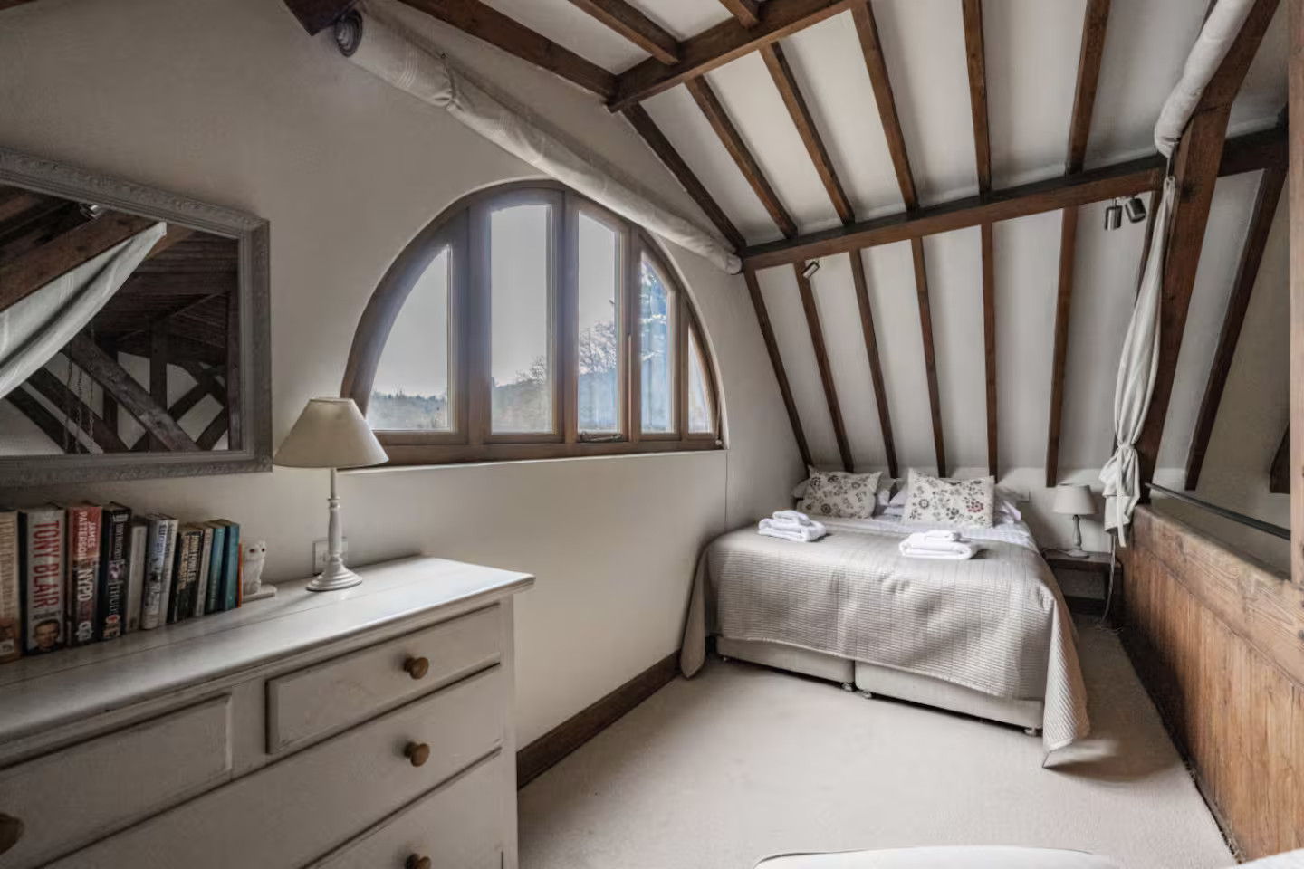 chambre avec poutres décoration classique chic maison sur pilotis Norfolk Le Boathouse