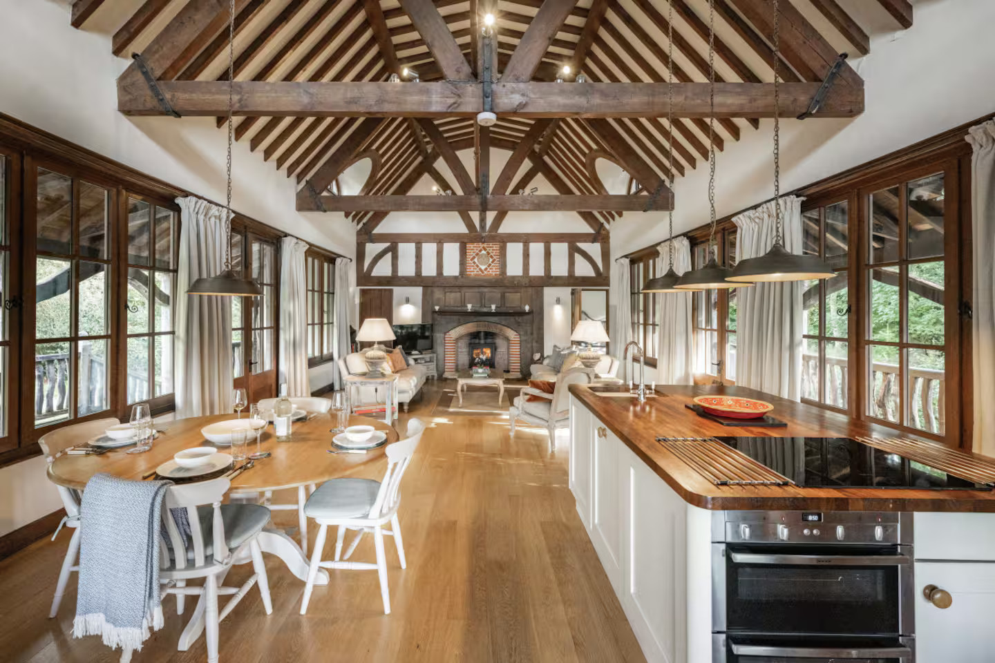 salon avec cheminée poutres et colombages décoration classique chic maison sur pilotis Norfolk Le Boathouse