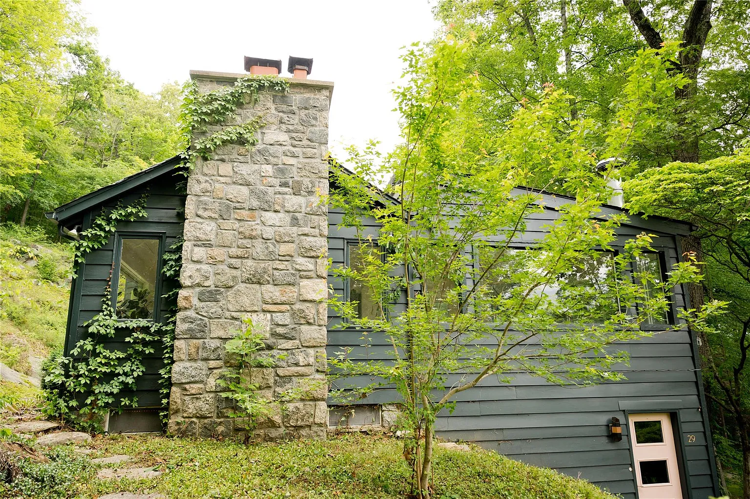 maison en bois contemporaine façade vert sapin et pierres maison en bois contemporaine façade vert sapin et pierres