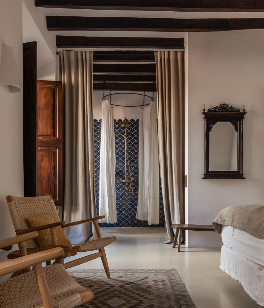 chambre avec salle de bain décoration rustique chic maison de ville en pierres avec piscine Casa Calma Soller Majorque Berrow Projects