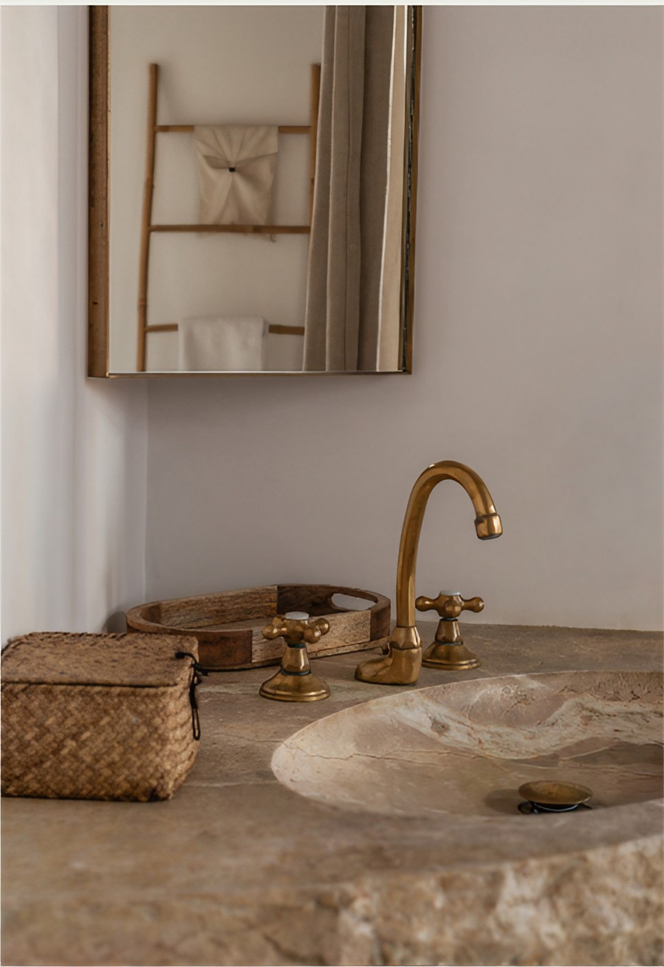 salle de bain rustique chic maison de ville en pierres avec piscine Casa Calma Soller Majorque Berrow Projects