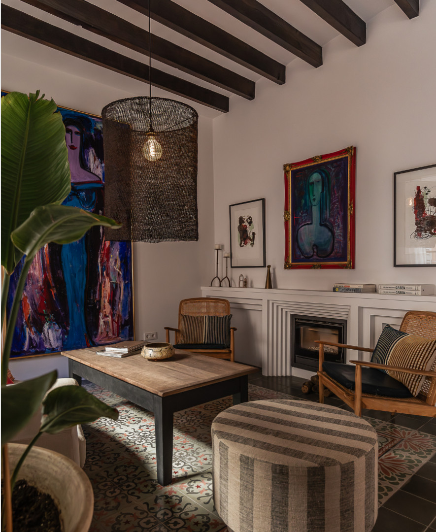 salon avec cheminée et poutres maison de ville en pierres avec piscine Casa Calma Soller Majorque Berrow Projects