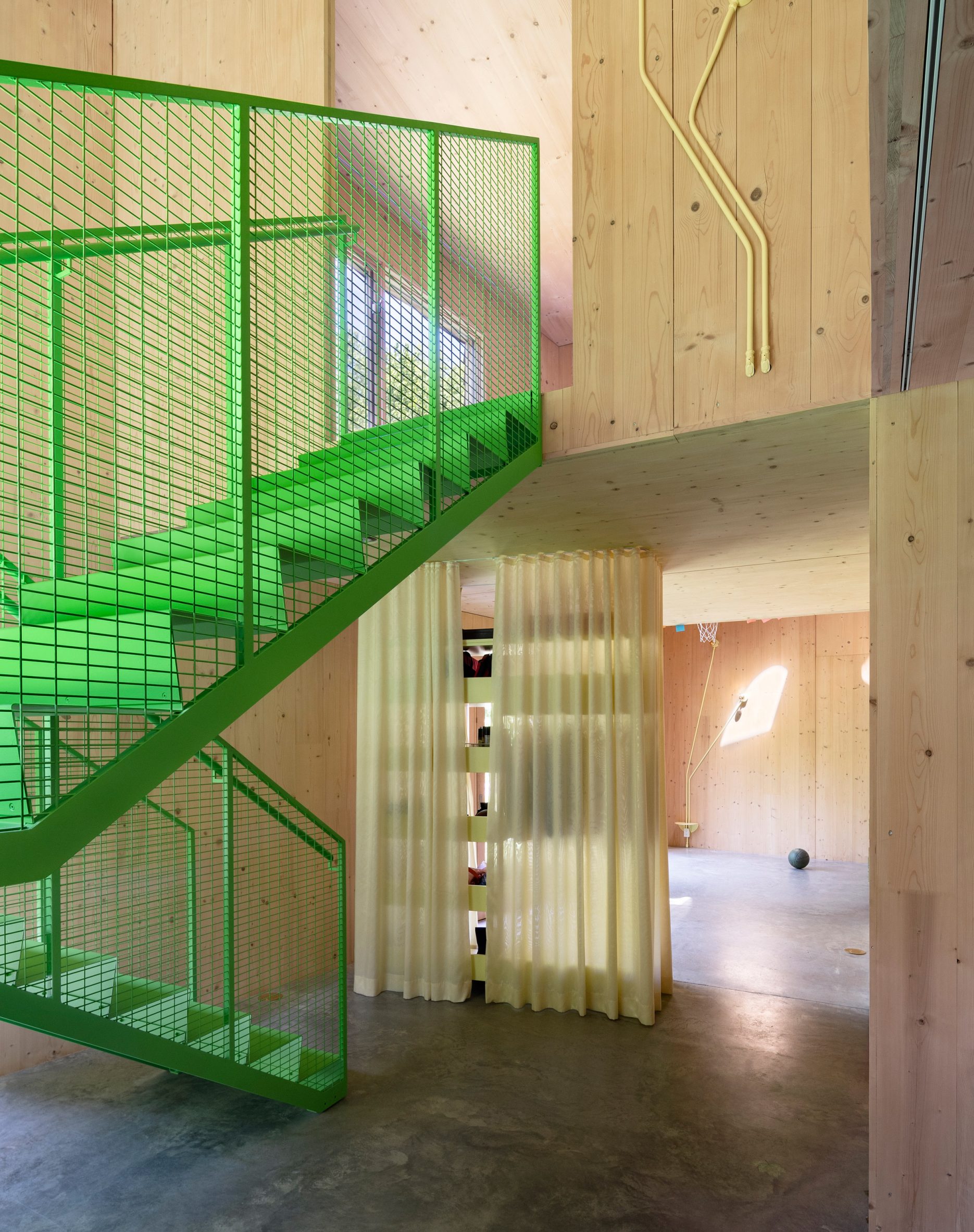 entrée escalier métal vert décoration contemporaine grande maison préfabriquée en bois entrée escalier métal vert décoration contemporaine grande maison préfabriquée en bois