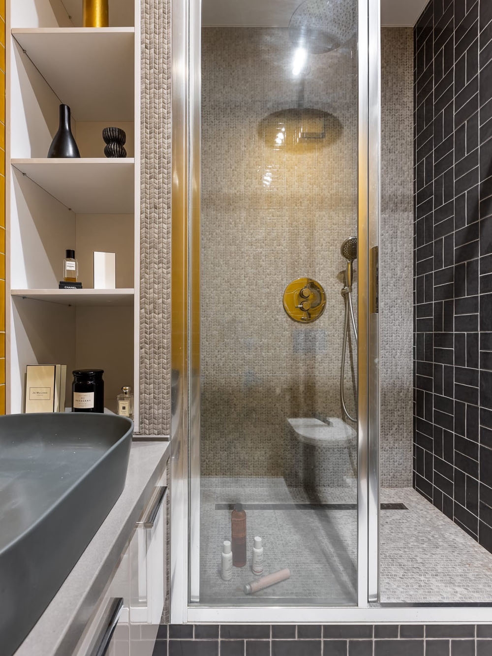 salle de bain design gris studio 43m2 décoration maximaliste et colorée salle de bain design gris studio 43m2 décoration maximaliste et colorée