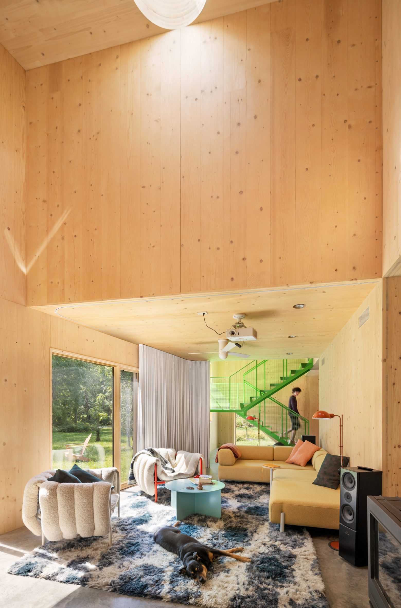 salon avec poêle et escalier métal vert décoration contemporaine grande maison préfabriquée en bois salon avec poêle et escalier métal vert décoration contemporaine grande maison préfabriquée en bois