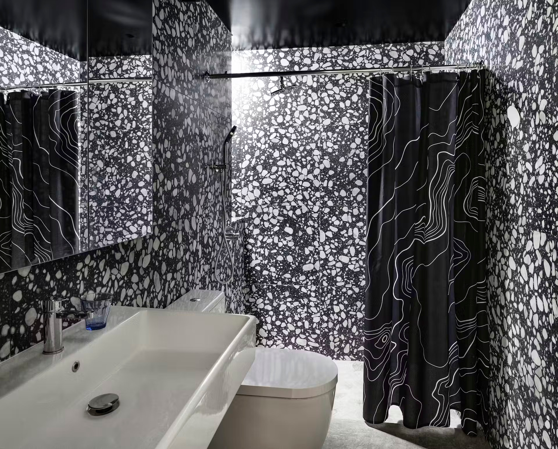 salle de bain design noire et blanche grande maison préfabriquée en bois salle de bain design noire et blanche grande maison préfabriquée en bois