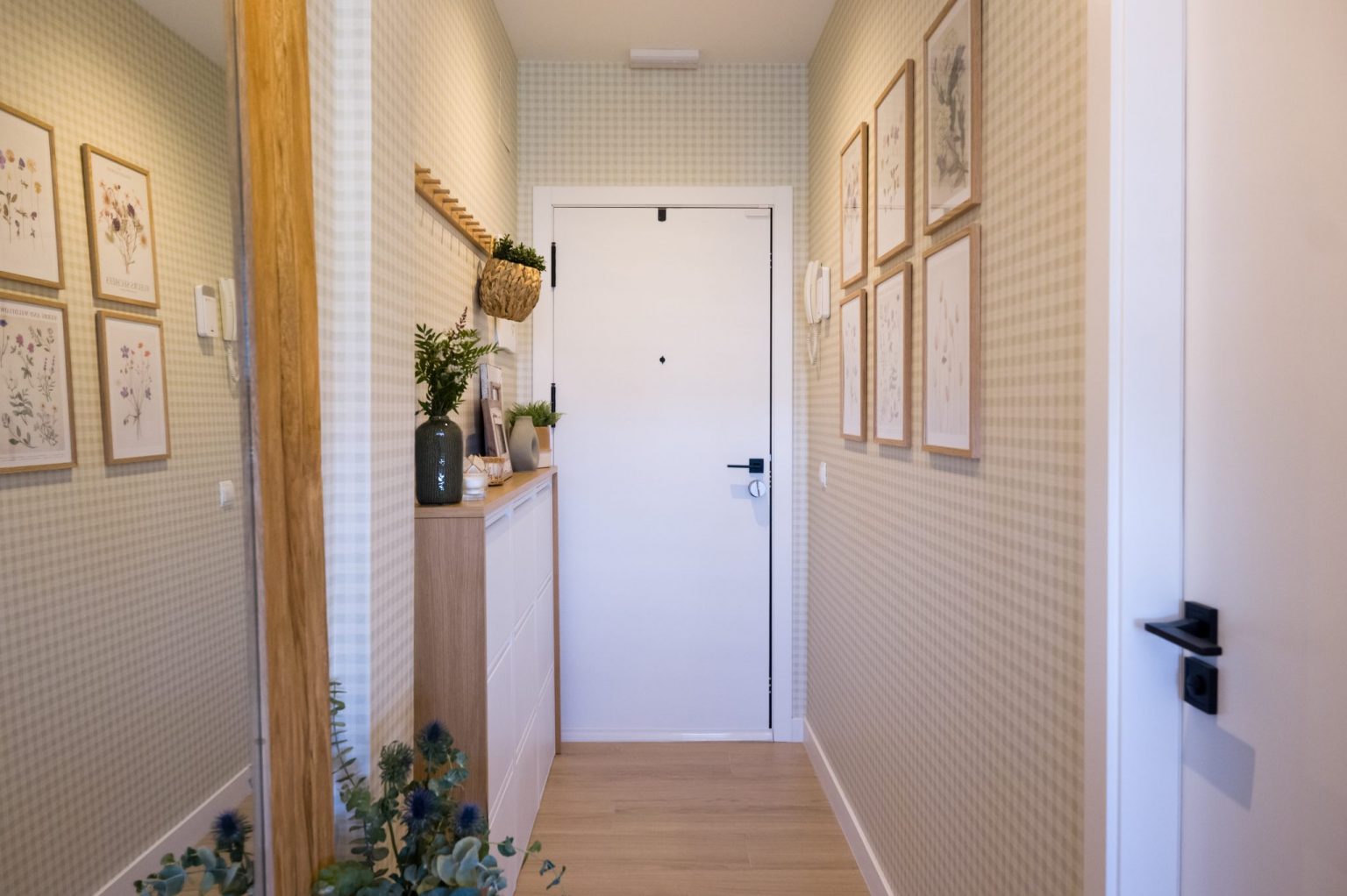 entrée papier-peint petits carreaux beiges appartement 35m2 style campagne chic