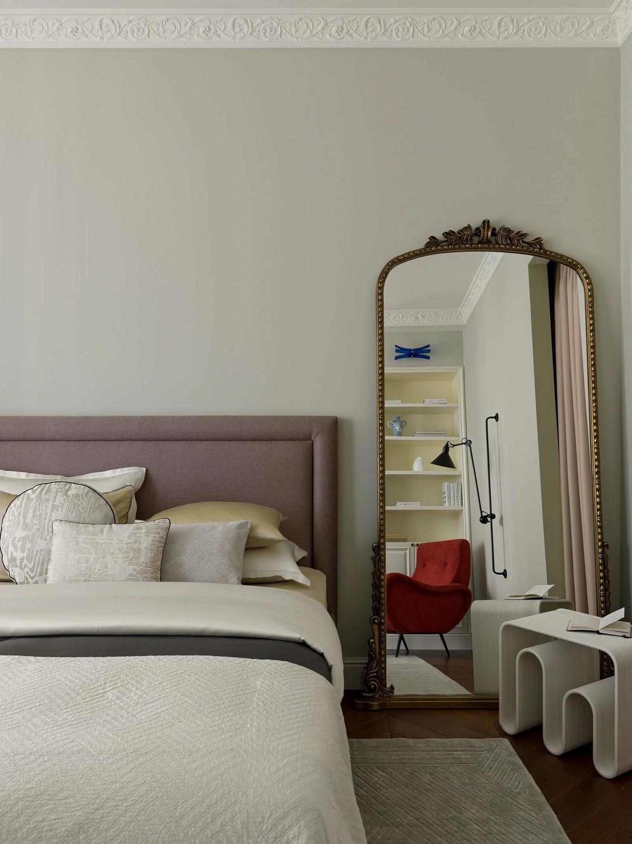 chambre appartement 50m2 avec portes verrières blanches plafond avec moulures décoration vintage