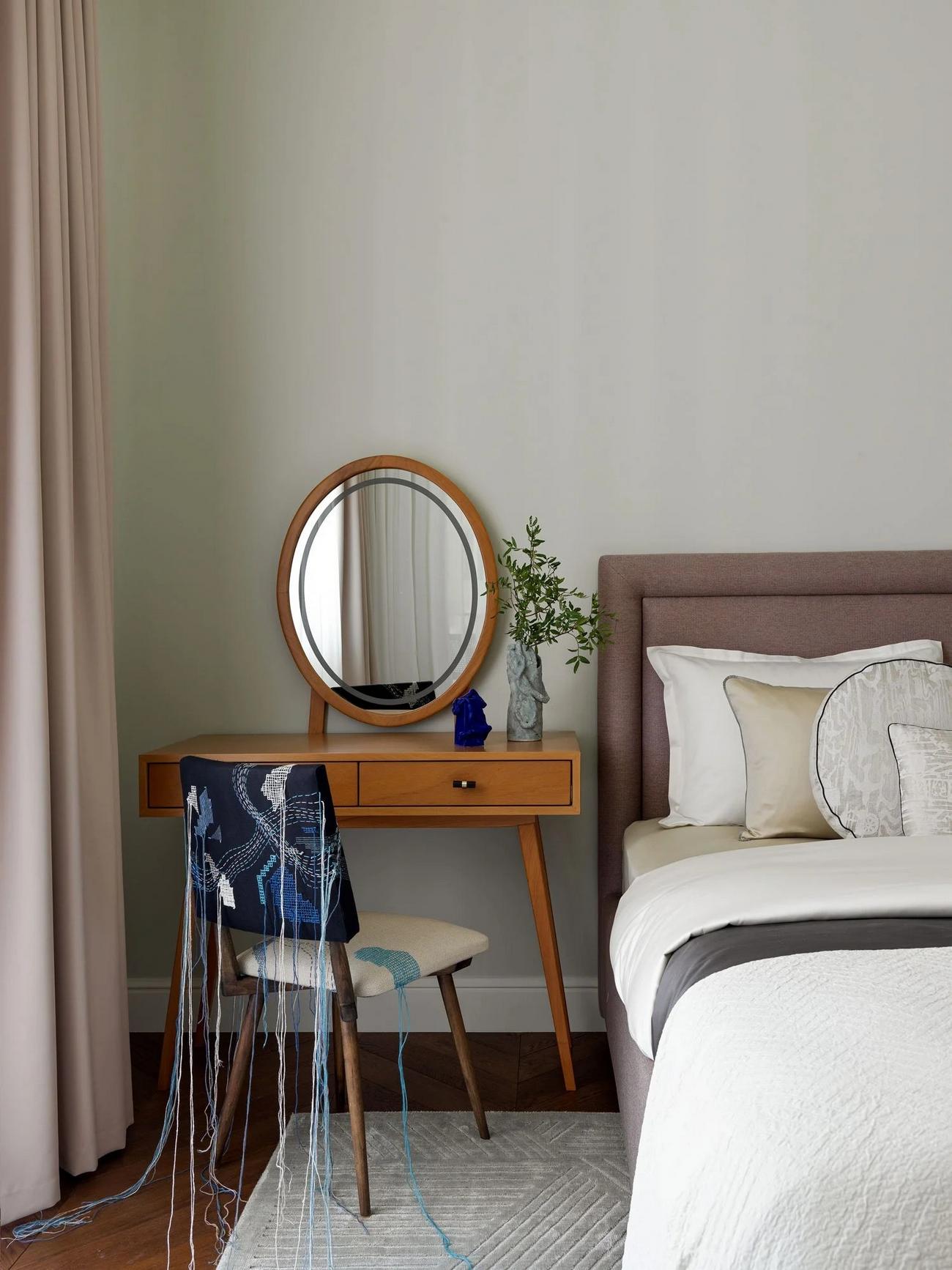 chambre appartement 50m2 avec portes verrières blanches plafond avec moulures décoration vintage