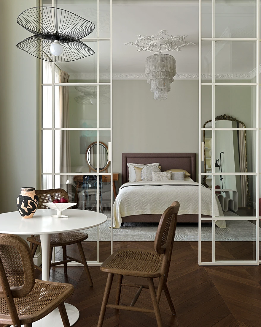 salle à manger et chambre appartement 50m2 avec portes verrières blanches