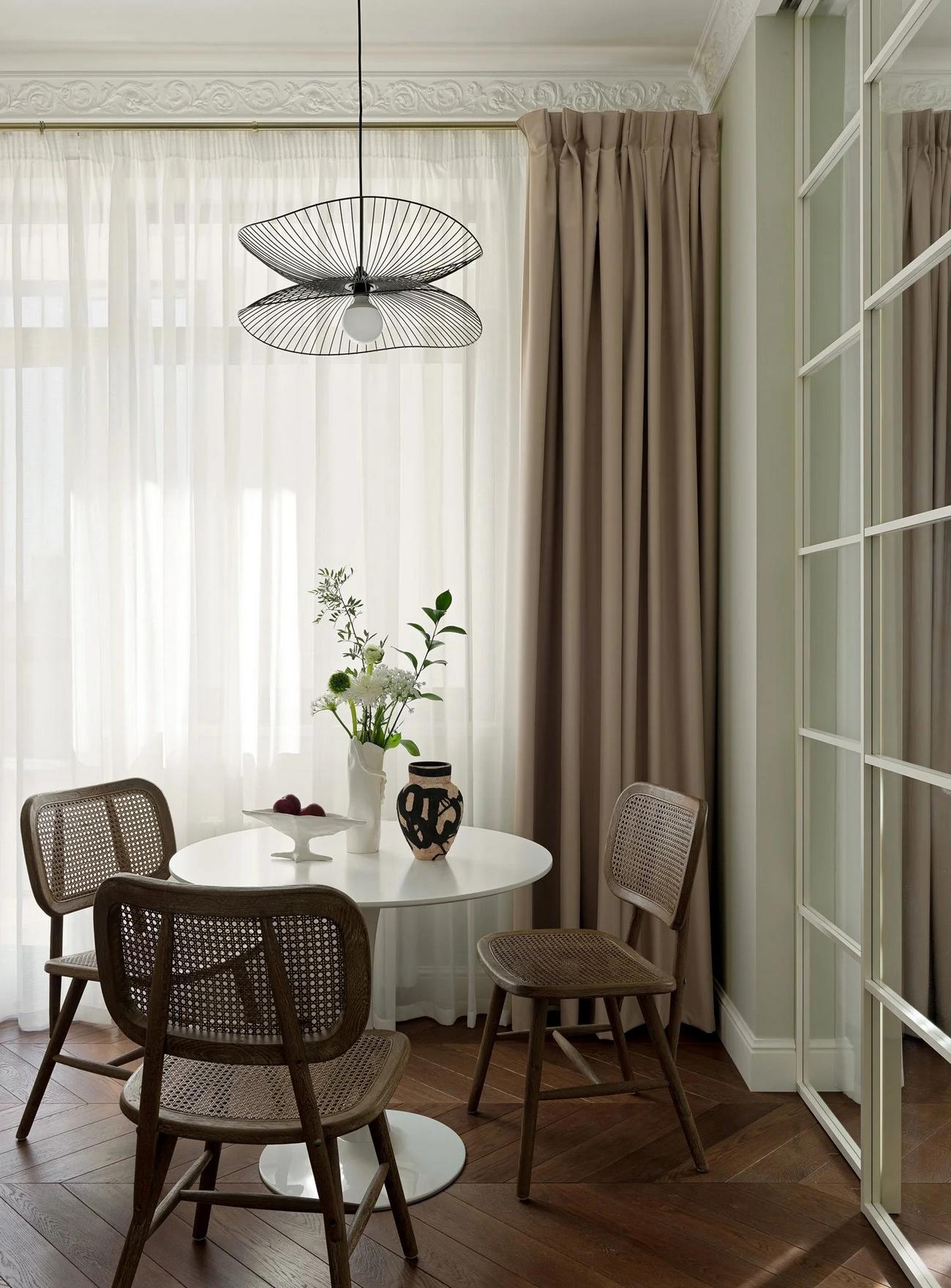 salle à manger appartement 50m2 avec portes verrières blanches plafond avec moulures décoration contemporaine