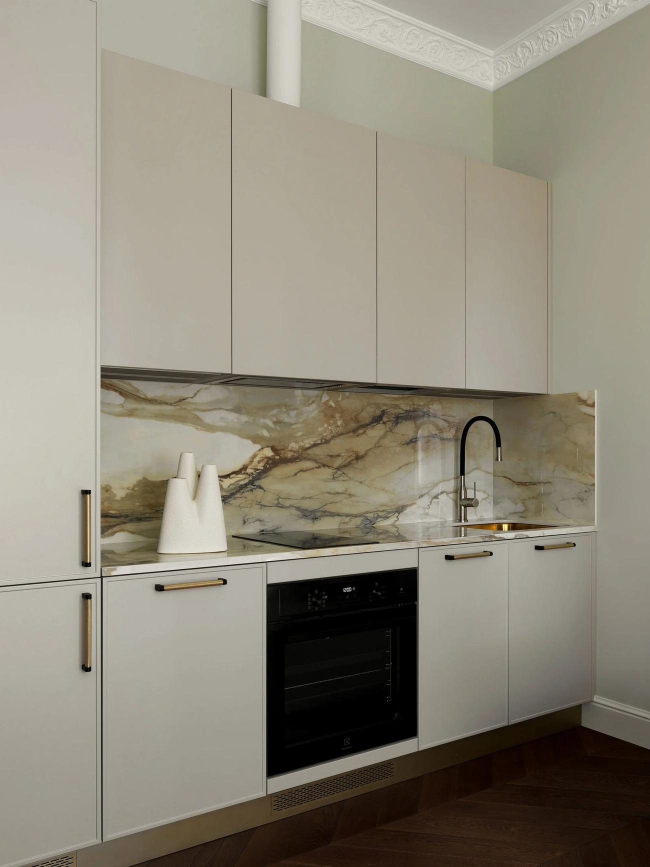 cuisine design gris pâle plan de travail et crédence onyx dans appartement ancien avec moulures