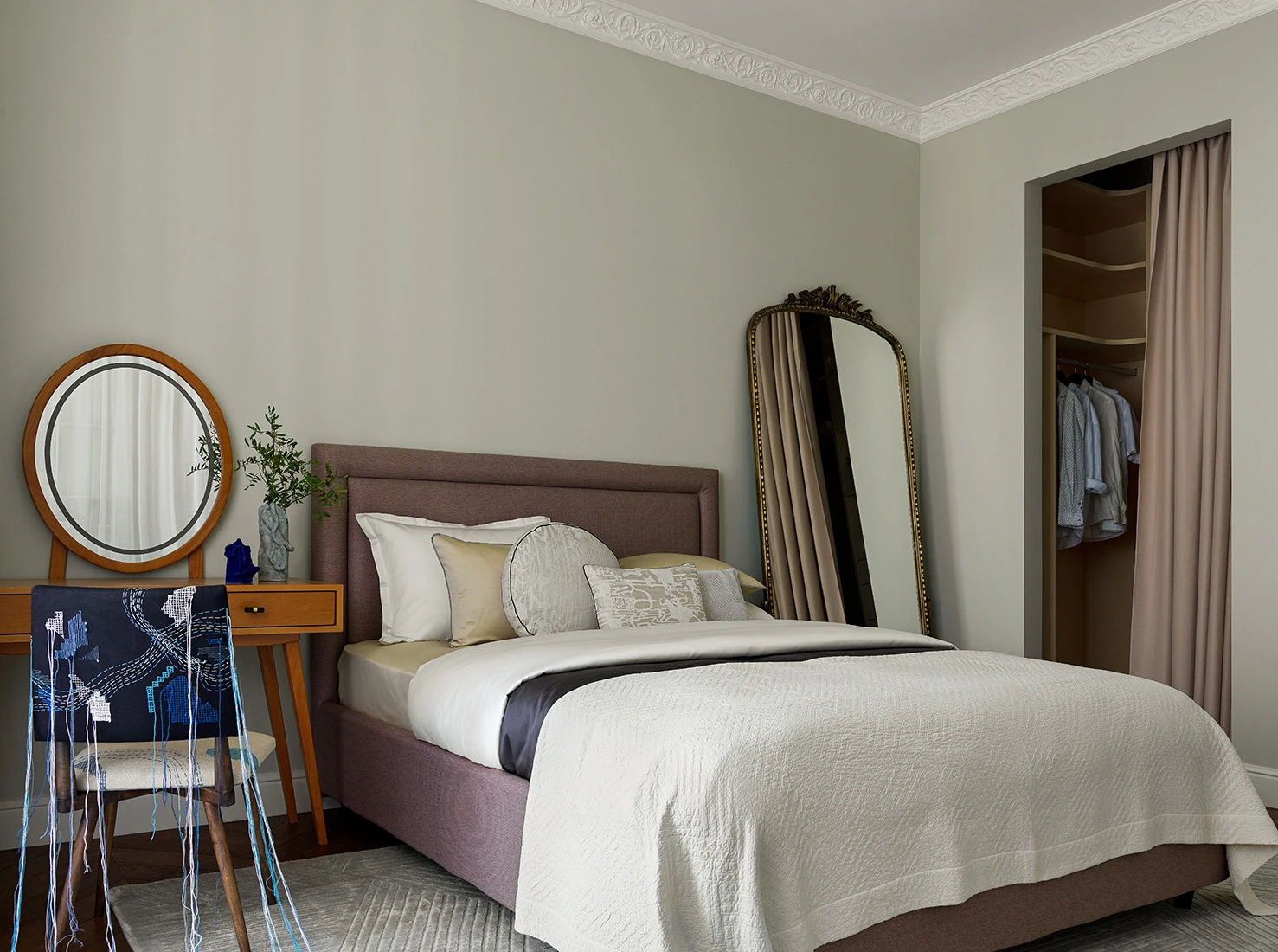 chambre appartement 50m2 avec portes verrières blanches plafond avec moulures décoration vintage