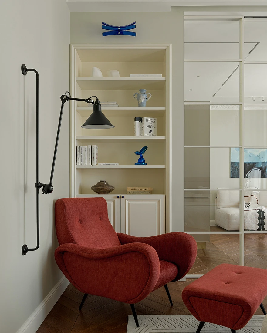 chambre appartement 50m2 avec portes verrières blanches plafond avec moulures décoration vintage