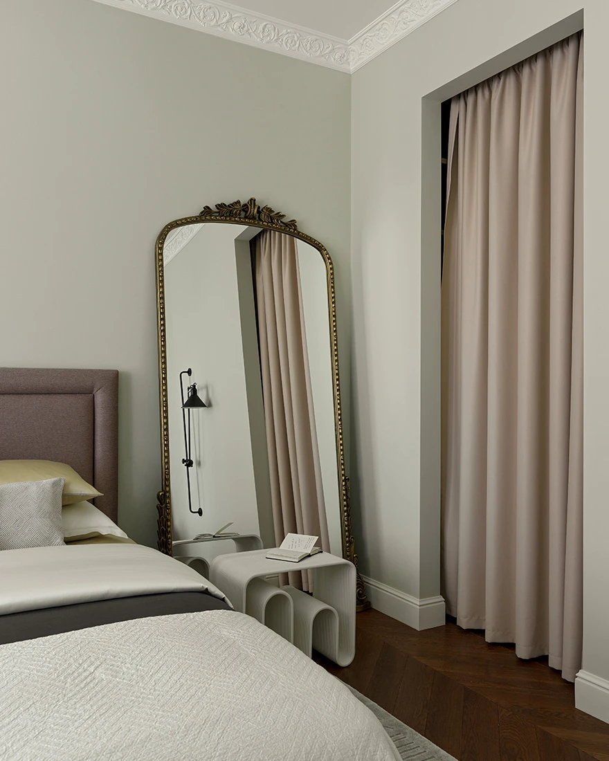 chambre appartement 50m2 avec portes verrières blanches plafond avec moulures décoration vintage