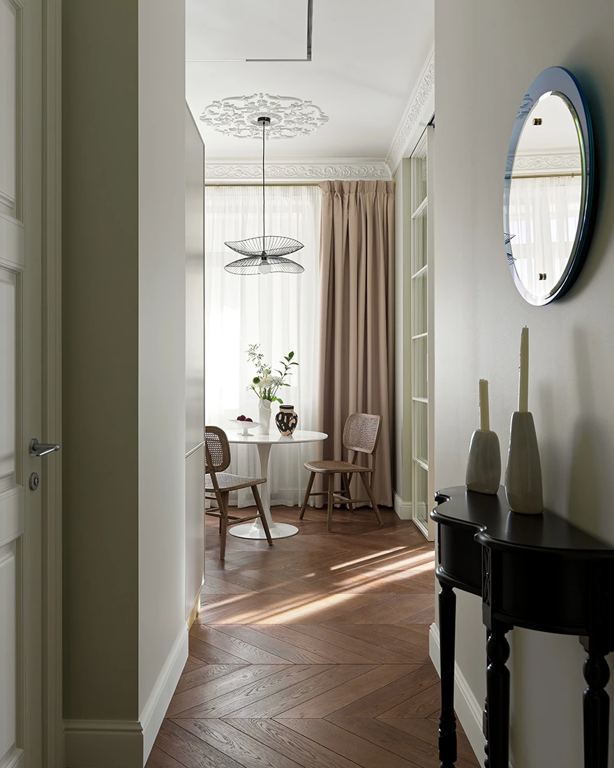 entrée appartement 50m2 avec portes verrières blanches plafond avec moulures décoration vintage