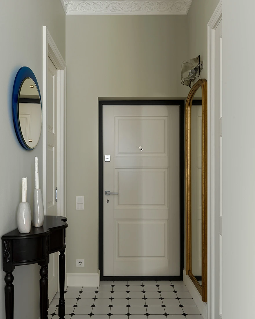entrée appartement 50m2 avec portes verrières blanches plafond avec moulures décoration vintage