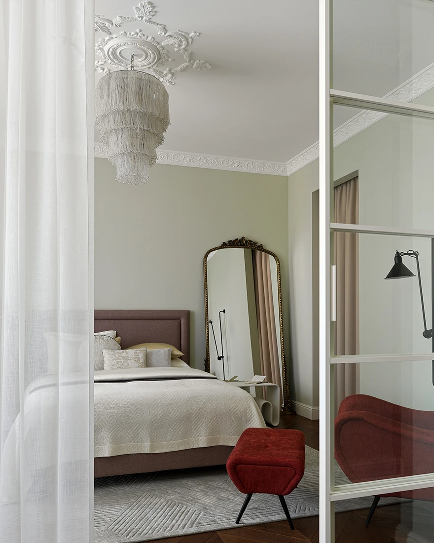 chambre appartement 50m2 avec portes verrières blanches plafond avec moulures décoration vintage