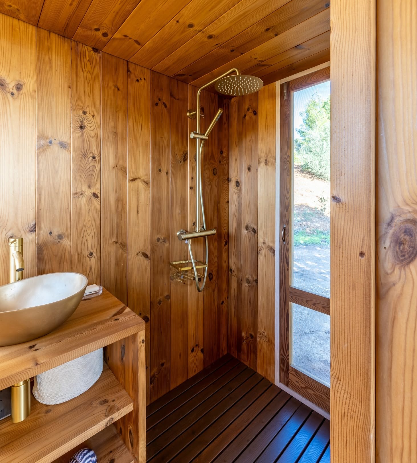 salle de bain murs et plafonds bois mini maison mobile autonome par Madeiguincho salle de bain murs et plafonds bois mini maison mobile autonome par Madeiguincho