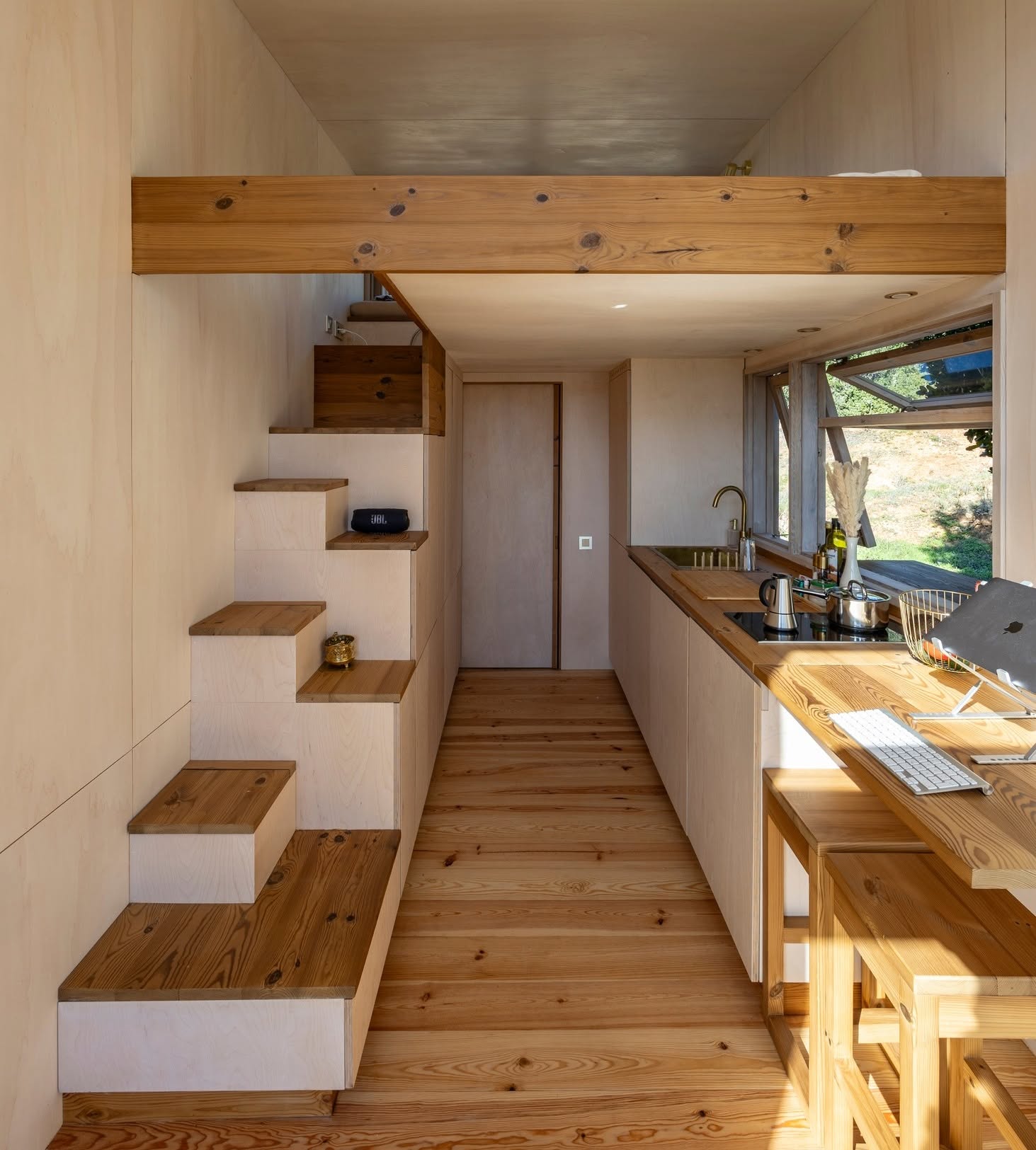 cuisine et mezzanine mini maison mobile autonome par Madeiguincho cuisine et mezzanine mini maison mobile autonome par Madeiguincho