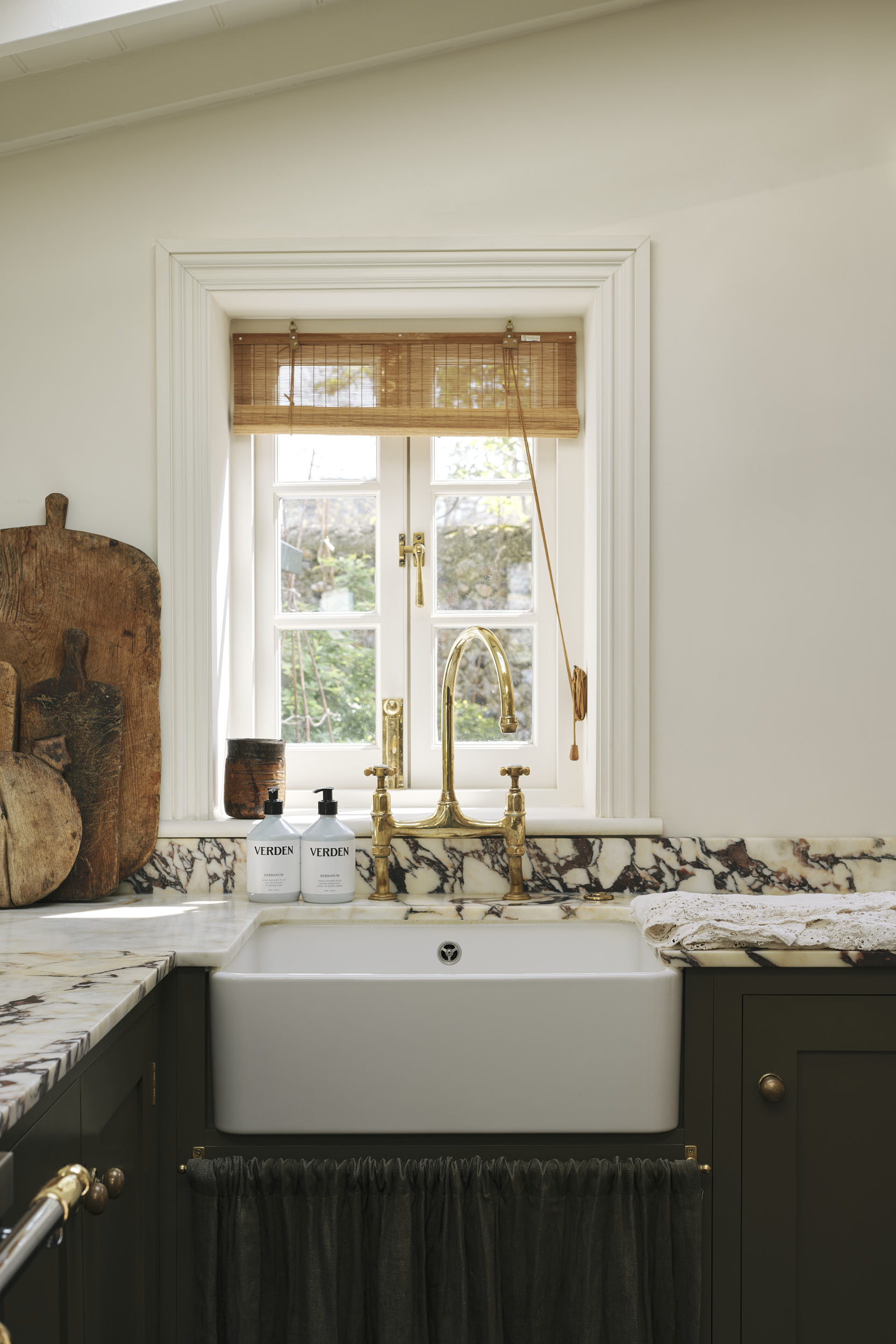 cuisine de campagne deVOL vert olive et marbre dans maison victorienne Angleterre