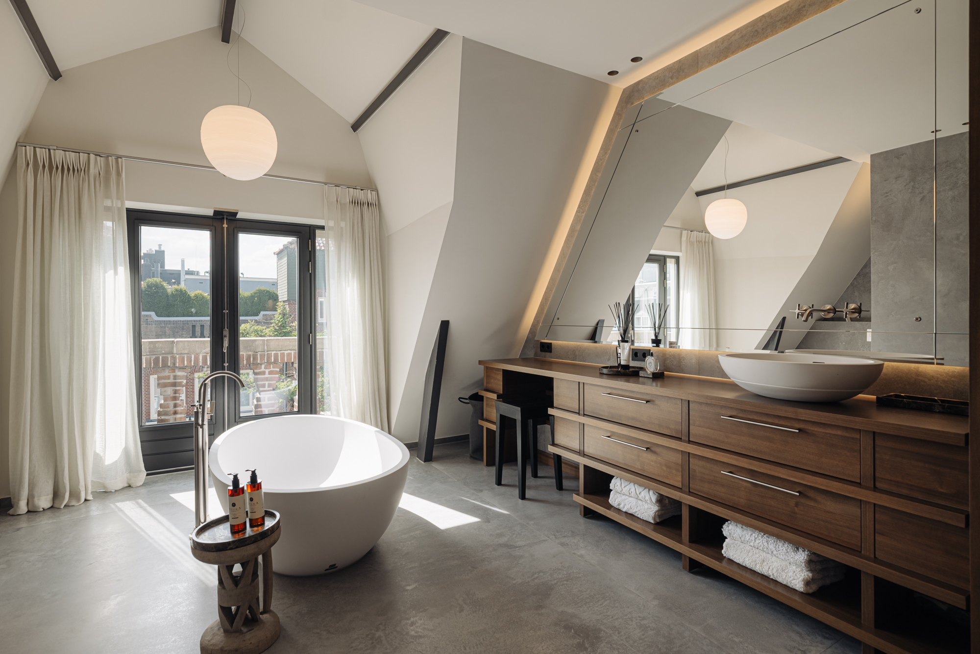 salle de bain design bois avec baignoire îlot salle de bain design bois avec baignoire îlot