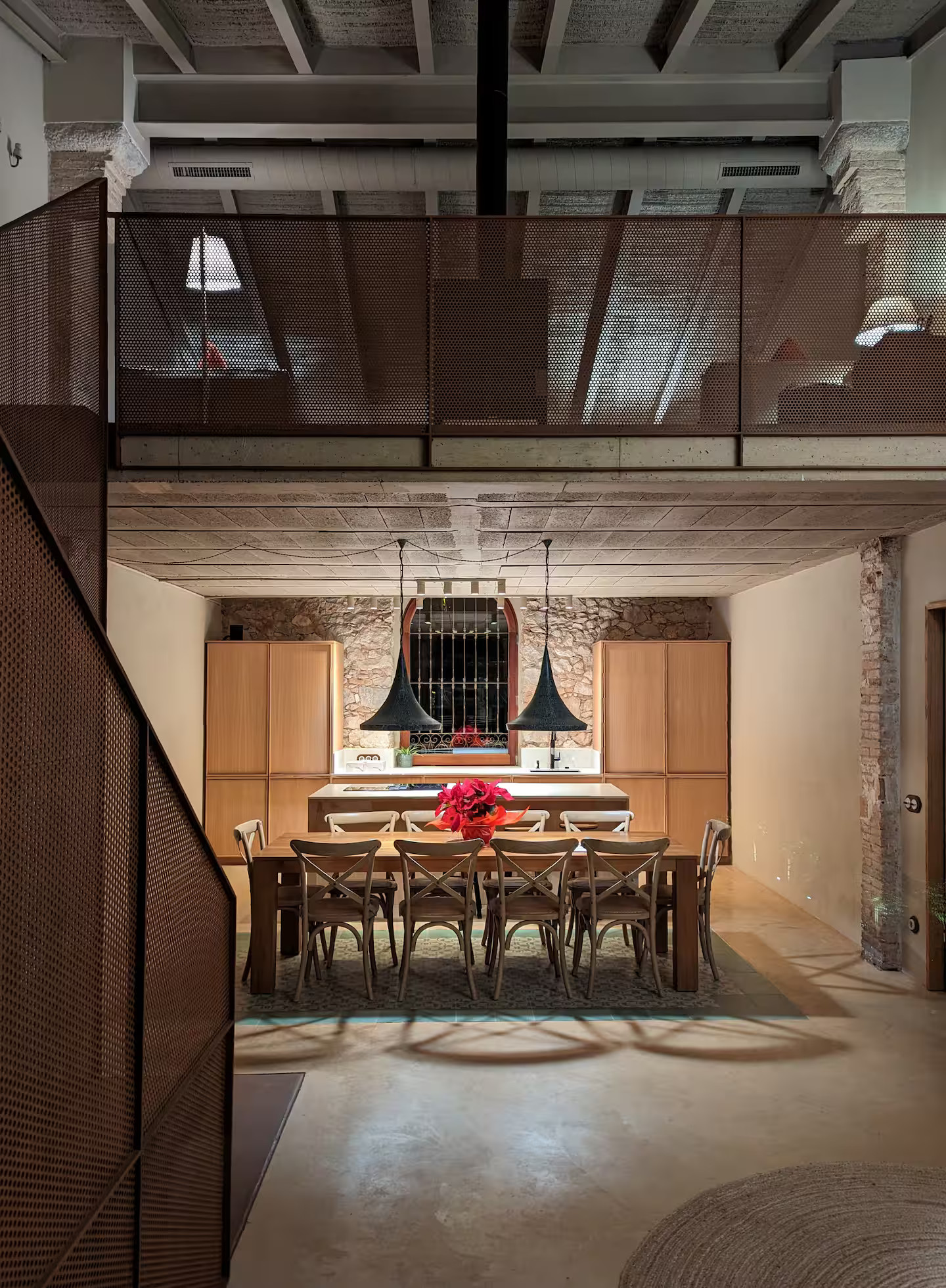 cuisine et salle à manger maison en pierres ancienne rénovée décoration contemporaine avec mezzanine
