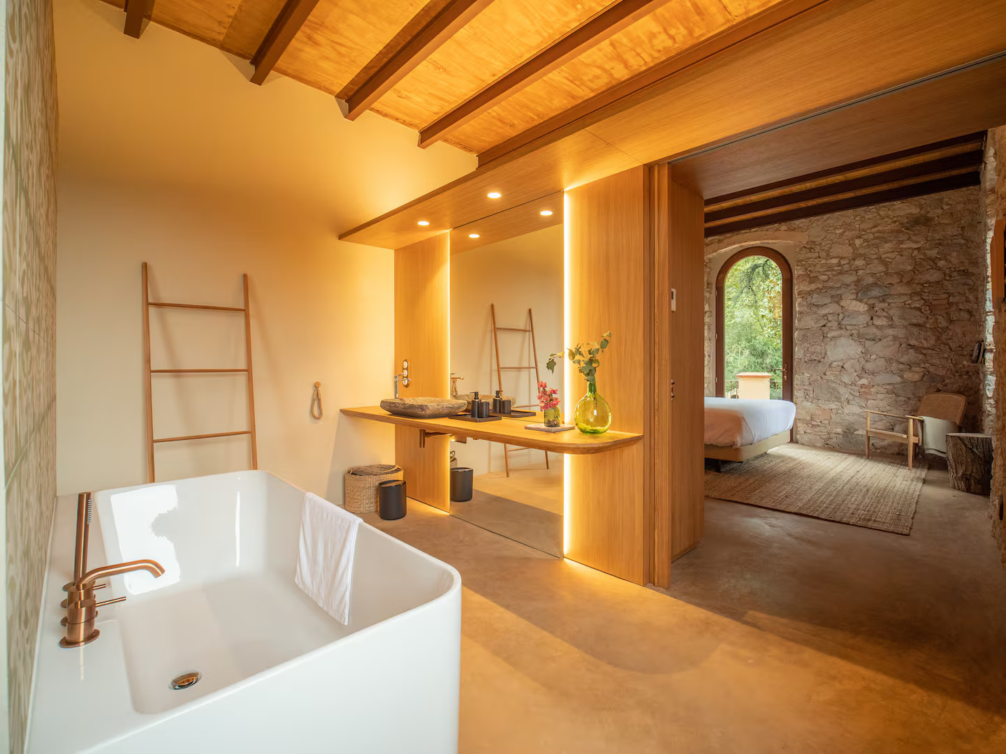 salle de bain et chambre maison en pierres ancienne rénovée décoration contemporaine