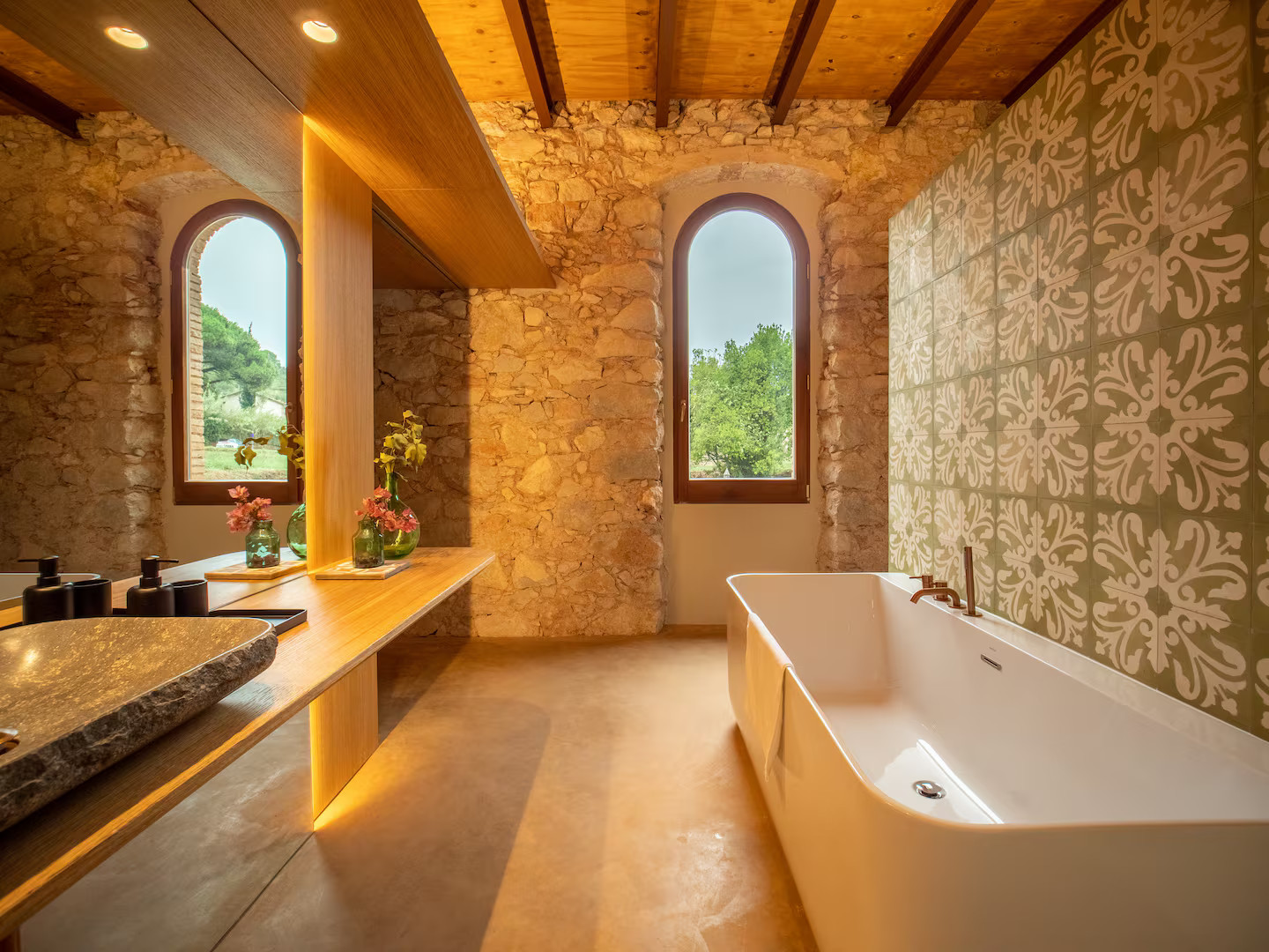 salle de bain maison en pierres ancienne rénovée décoration contemporaine