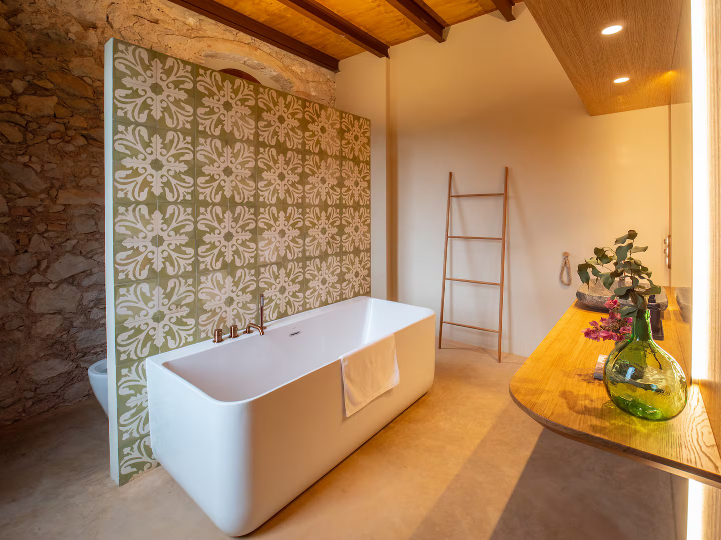 salle de bain maison en pierres ancienne rénovée décoration contemporaine