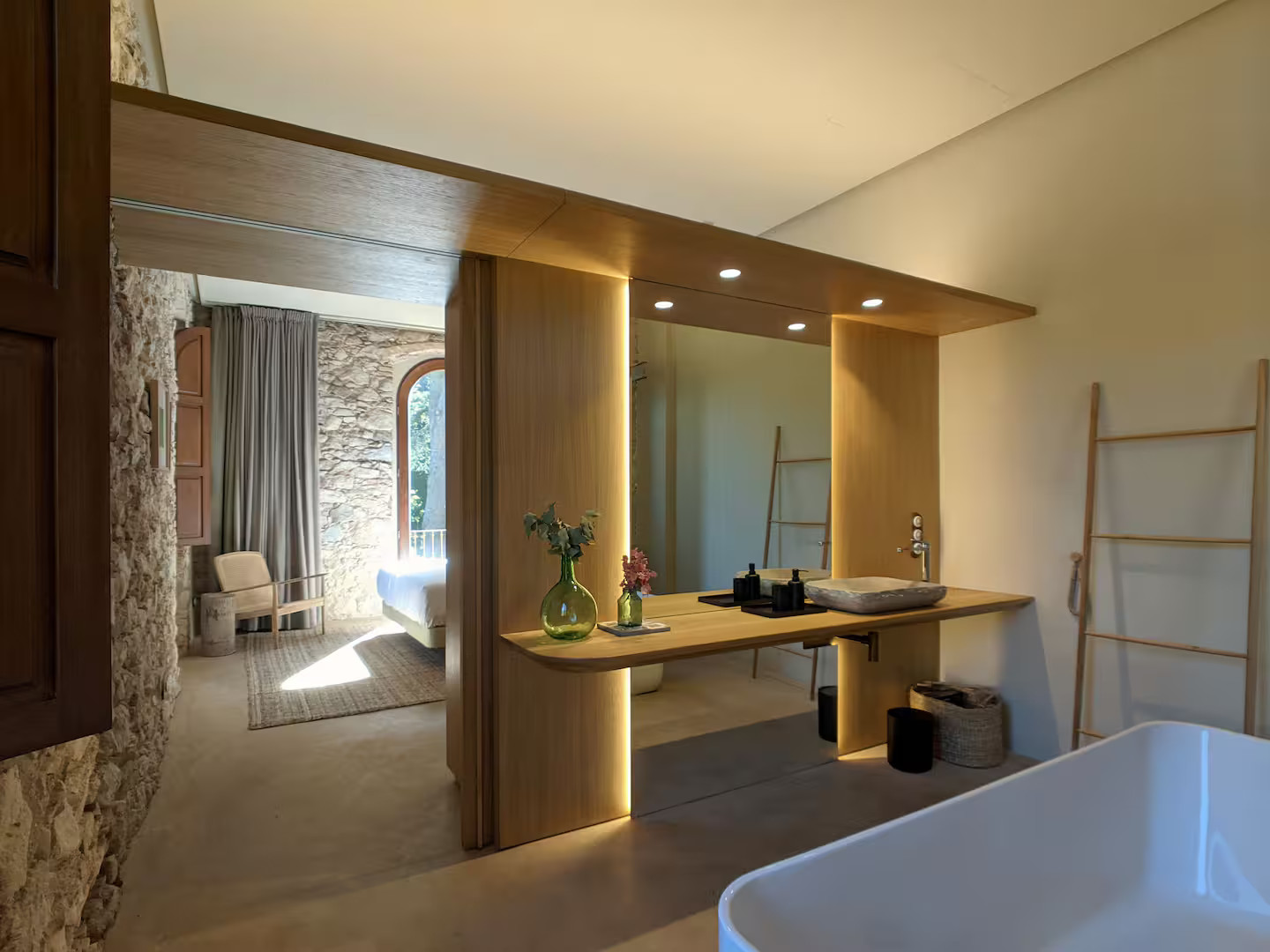 salle de bain et chambre maison en pierres ancienne rénovée décoration contemporaine