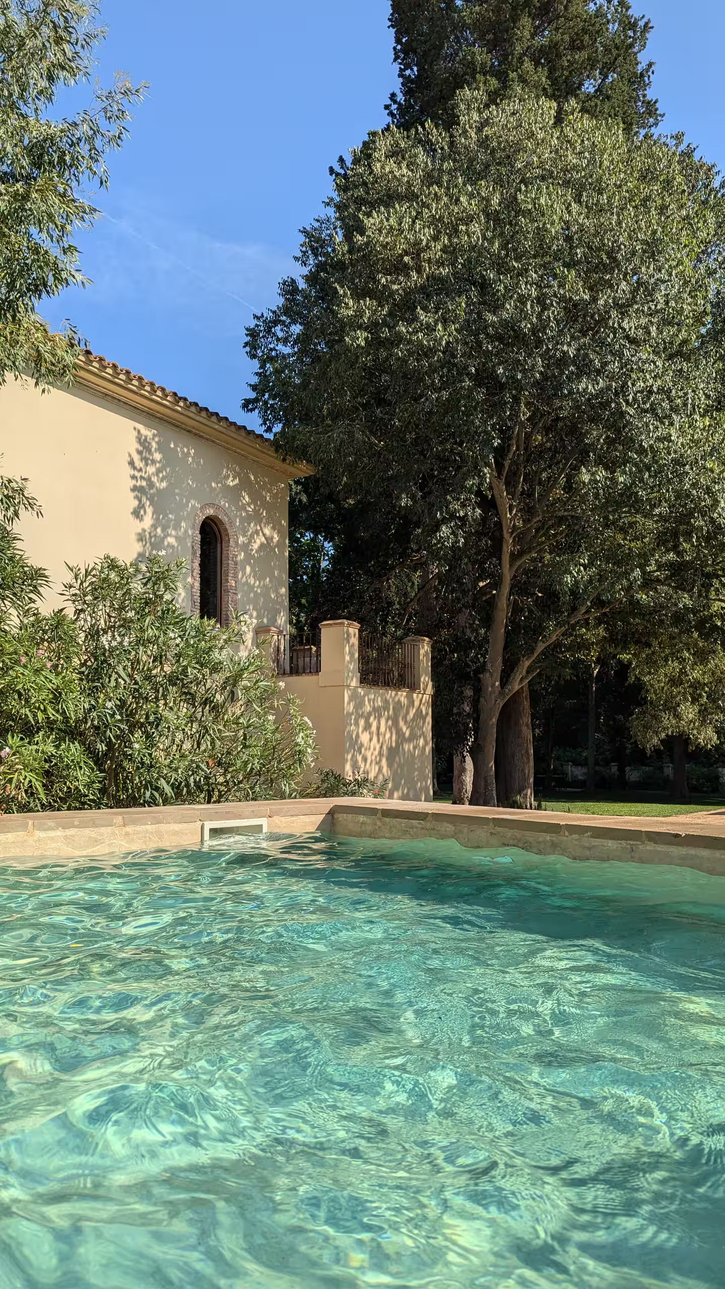 maison en pierres ancienne rénovée avec piscine
