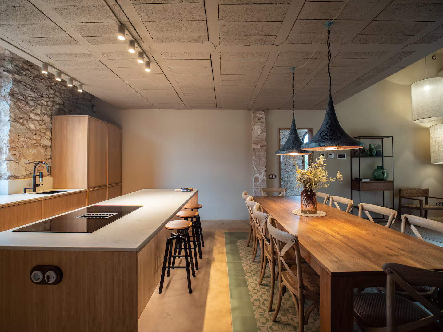 cuisine et salle à manger maison en pierres ancienne rénovée décoration contemporaine