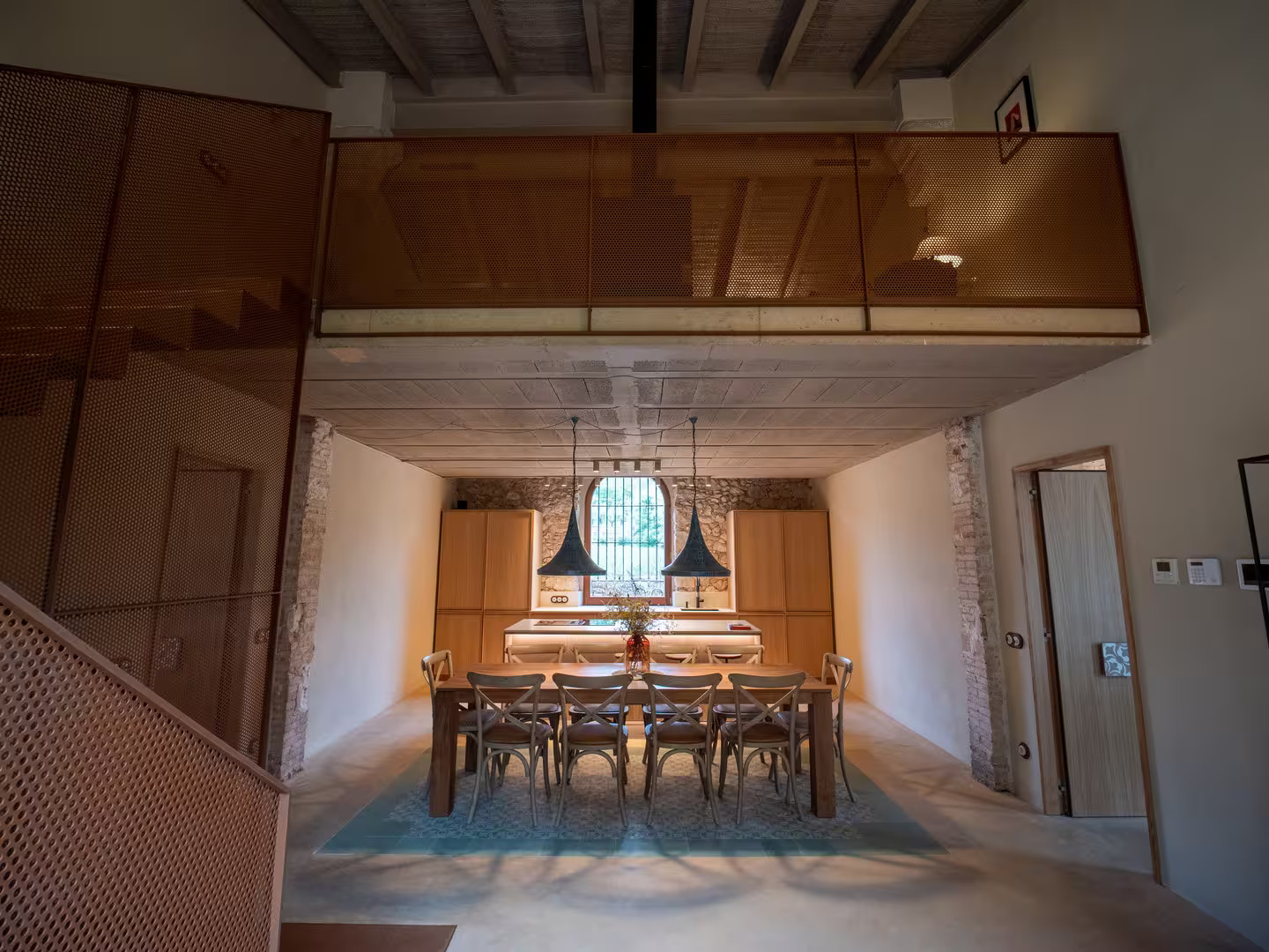 cuisine et salle à manger maison en pierres ancienne rénovée décoration contemporaine avec mezzanine
