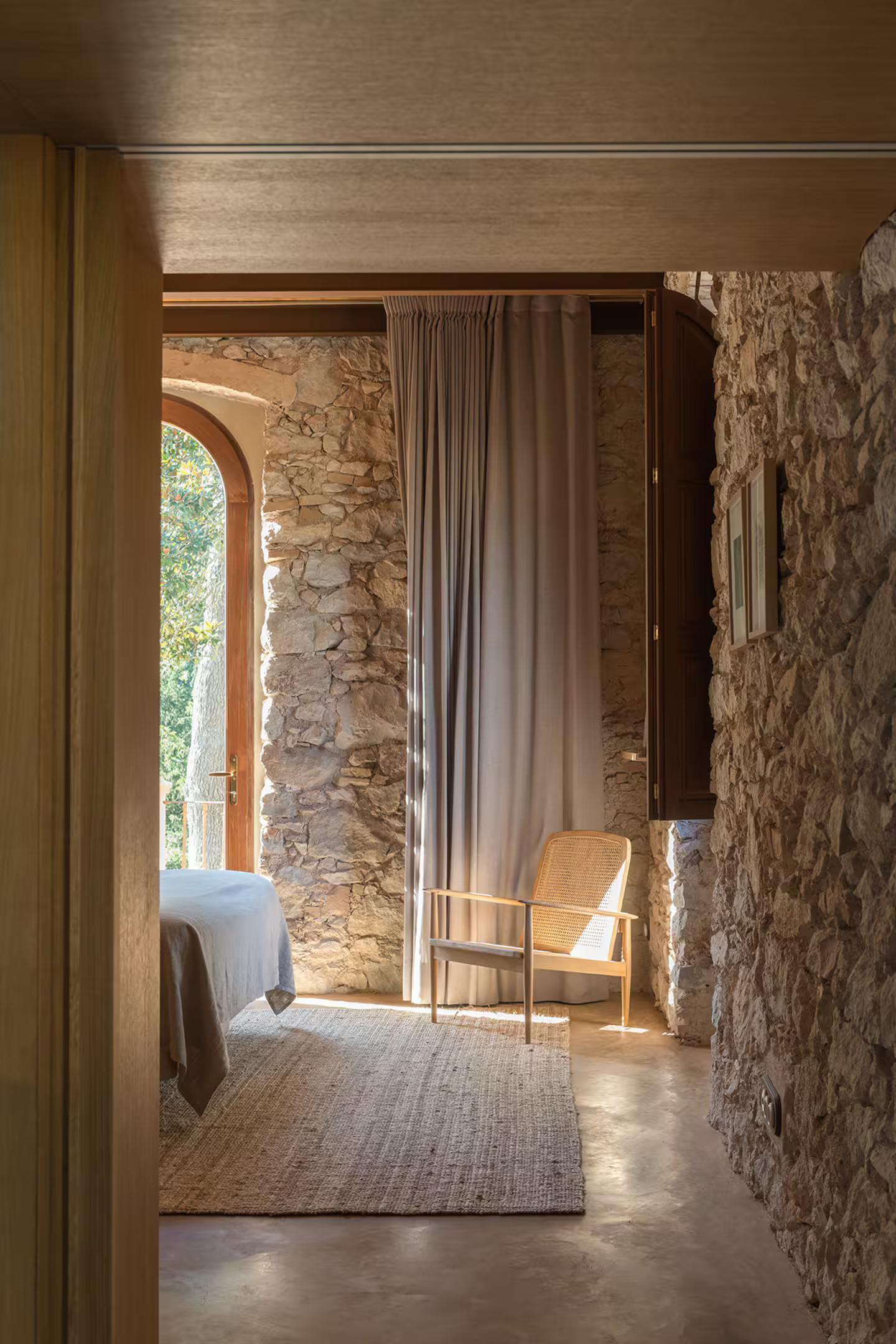 chambre maison en pierres ancienne rénovée décoration contemporaine