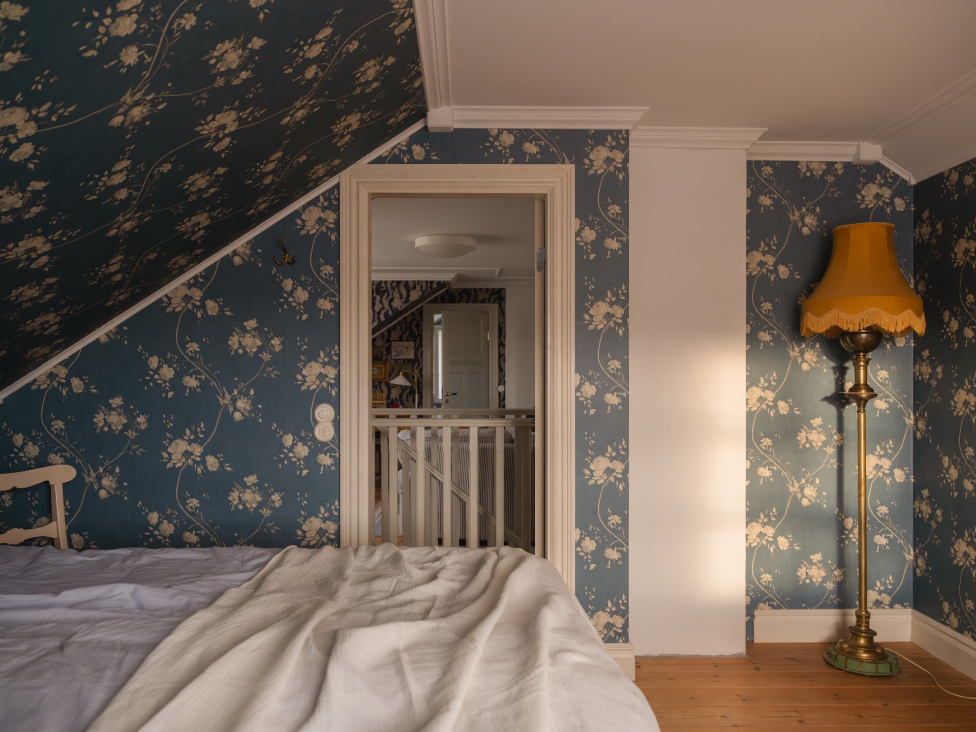 chambre mansardée papier-peint bleu floral