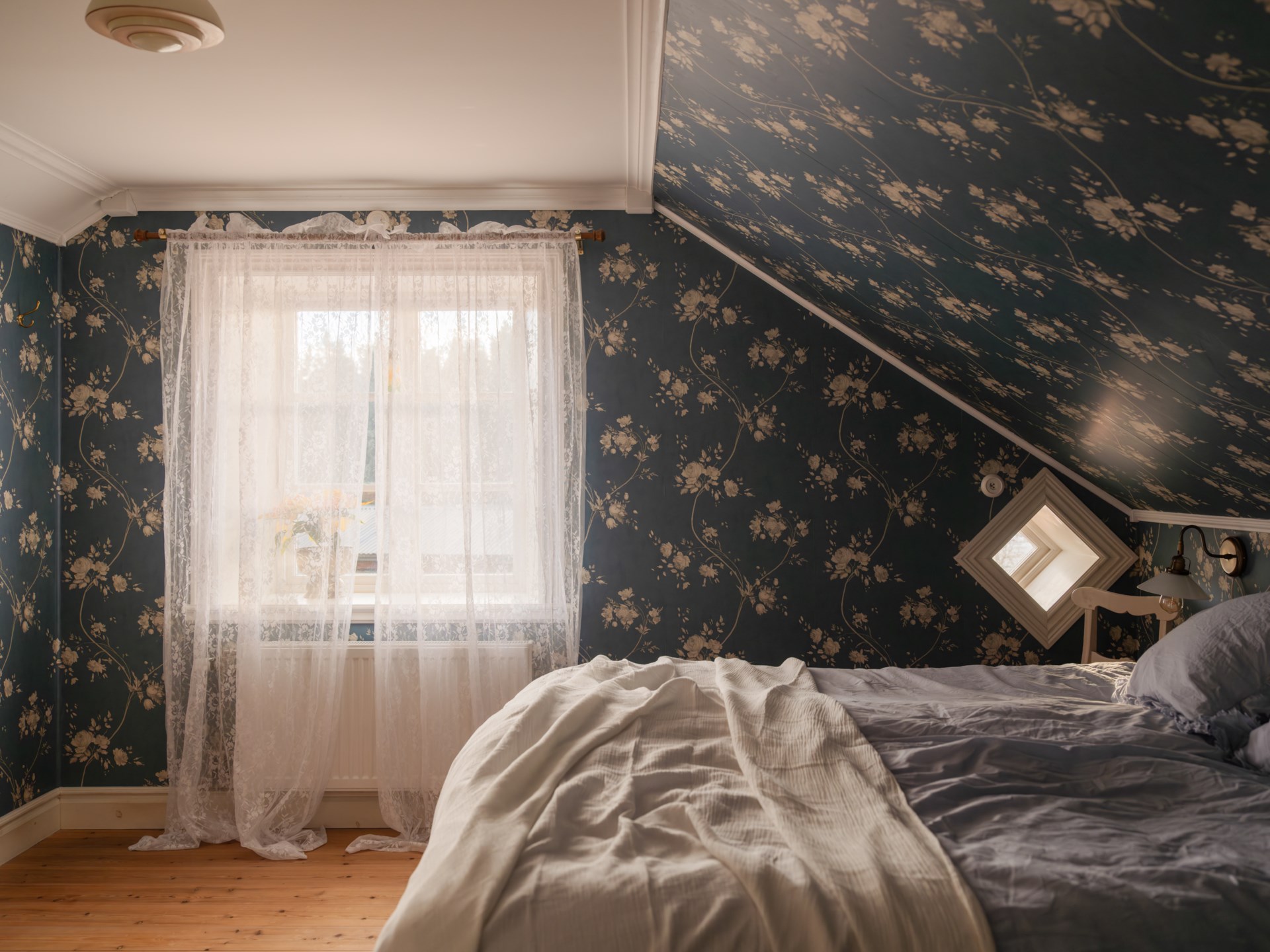 chambre mansardée papier-peint bleu floral