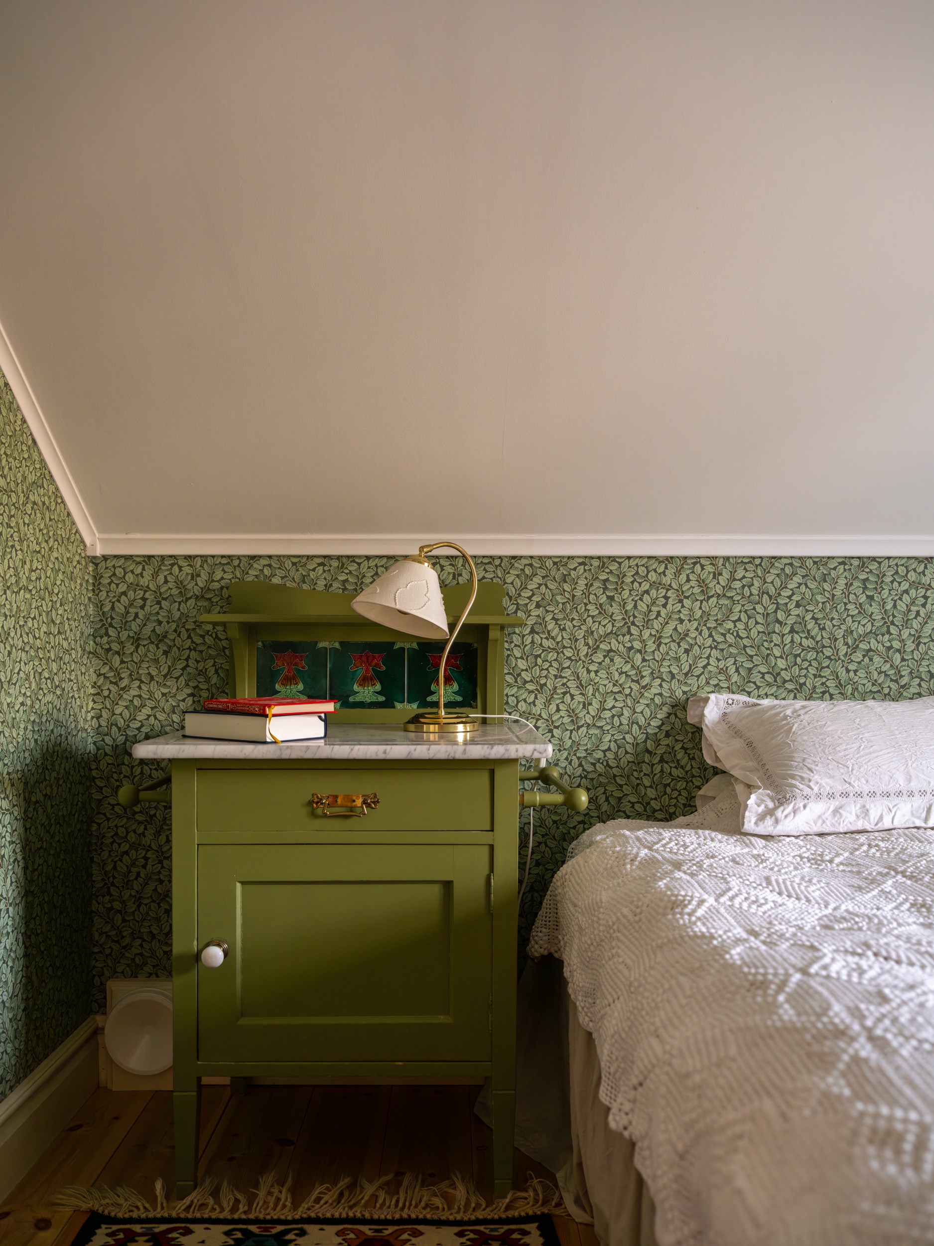 chambre mansardée papier-peint vert végétal
