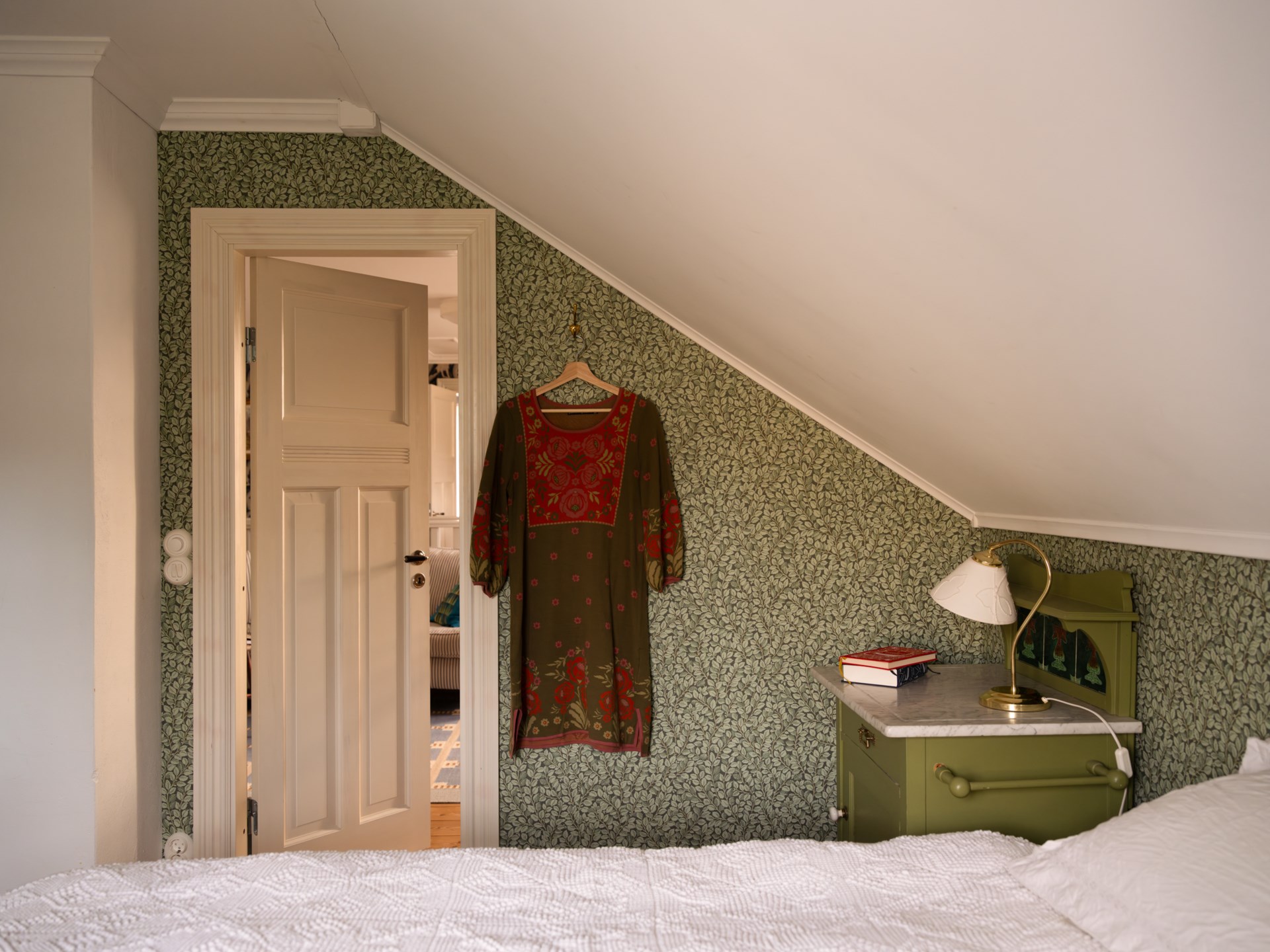 chambre mansardée papier-peint vert végétal