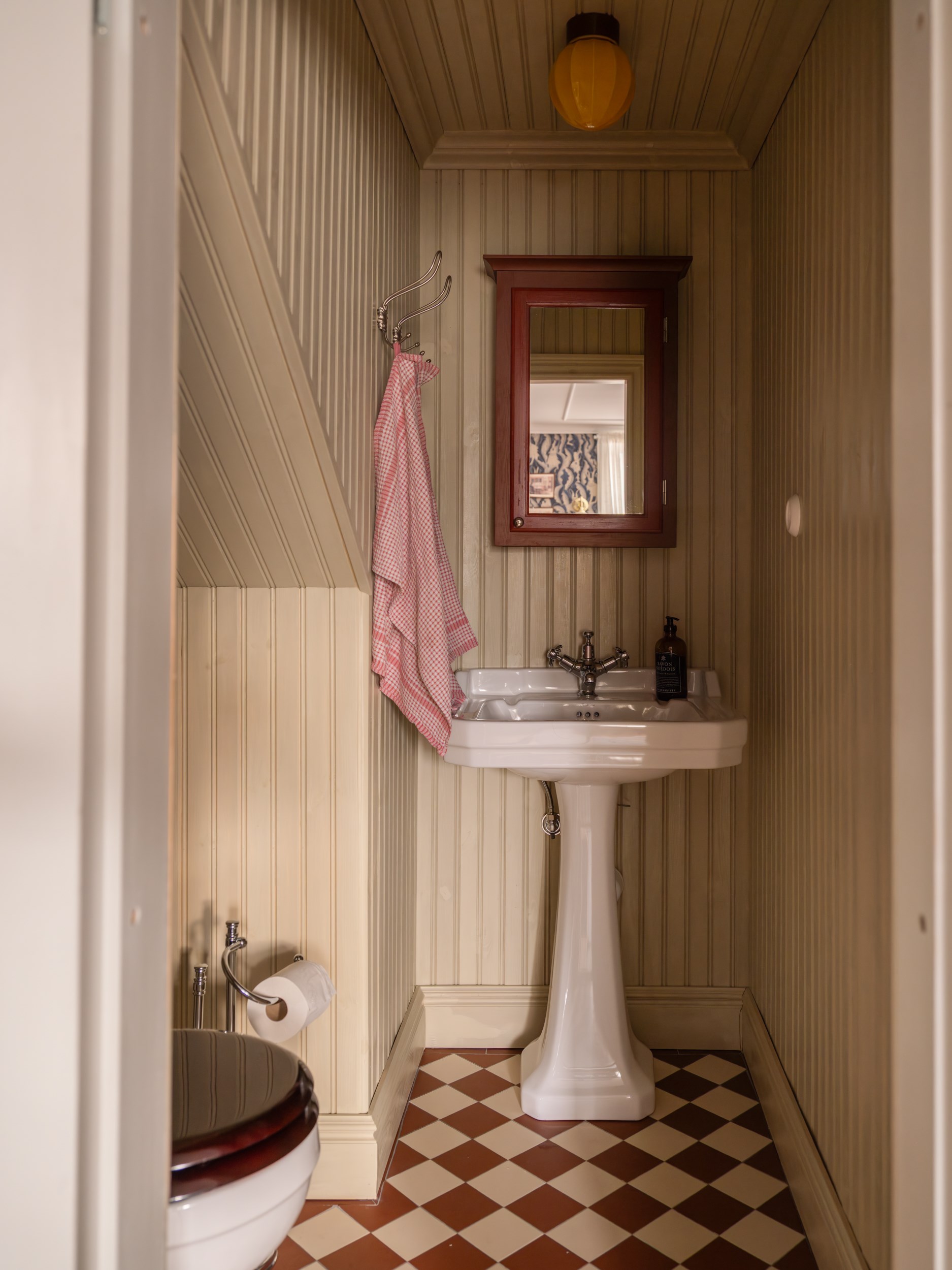 toilettes wc avec sol à damier rouge et blanc