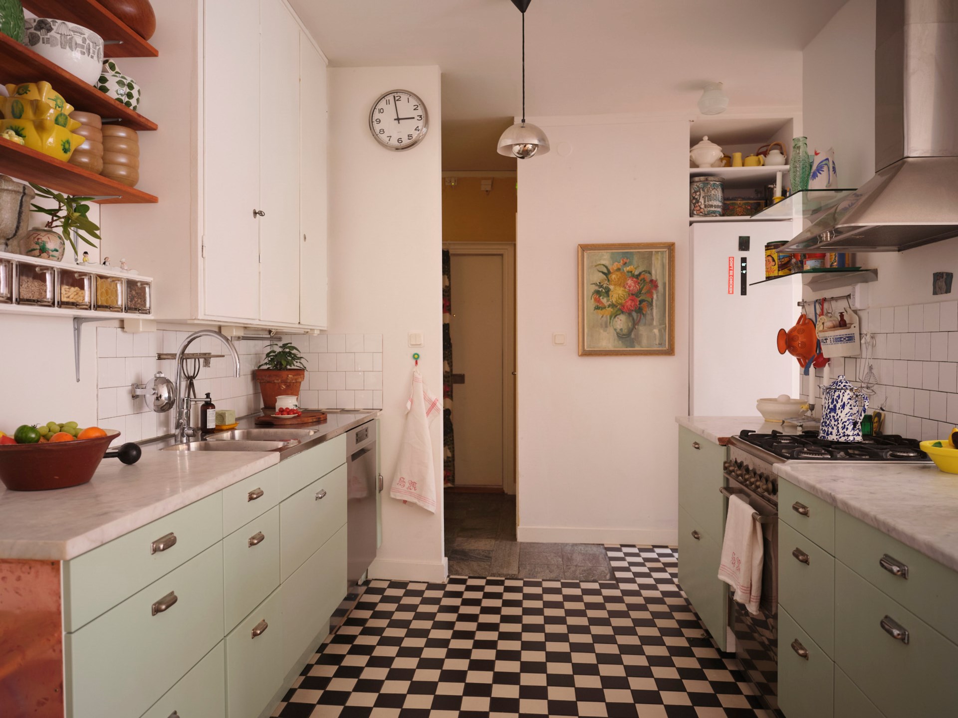 cuisine ouverte verte décoration vintage et scandinave sol à damier noir et blanc cuisine ouverte verte décoration vintage et scandinave sol à damier noir et blanc