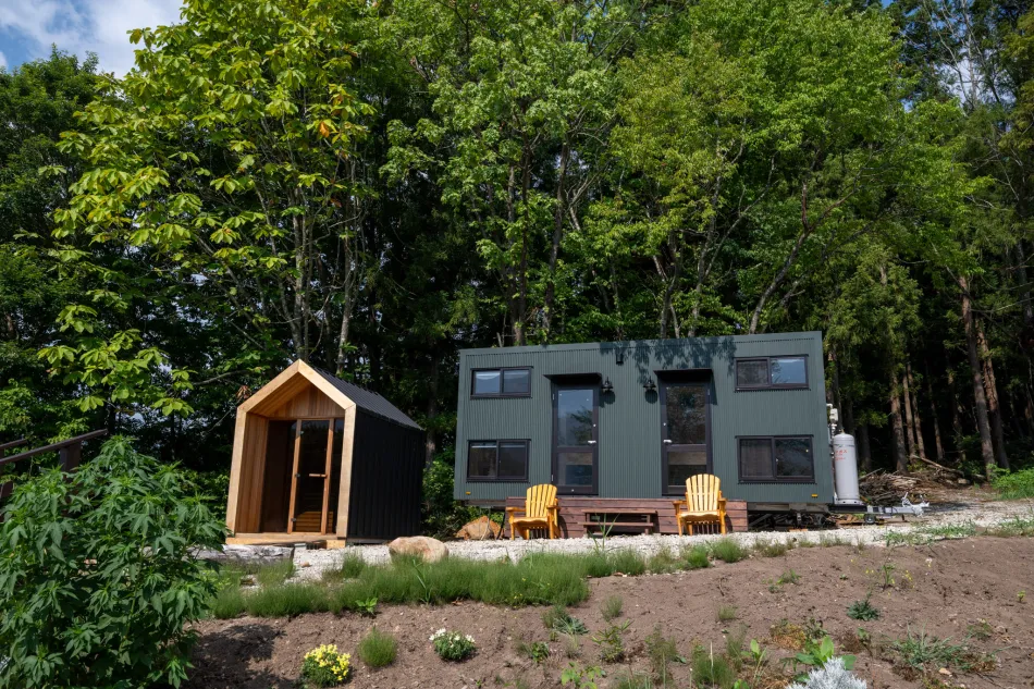 La tiny house japonaise Yamabiko réunit deux espaces jumeaux