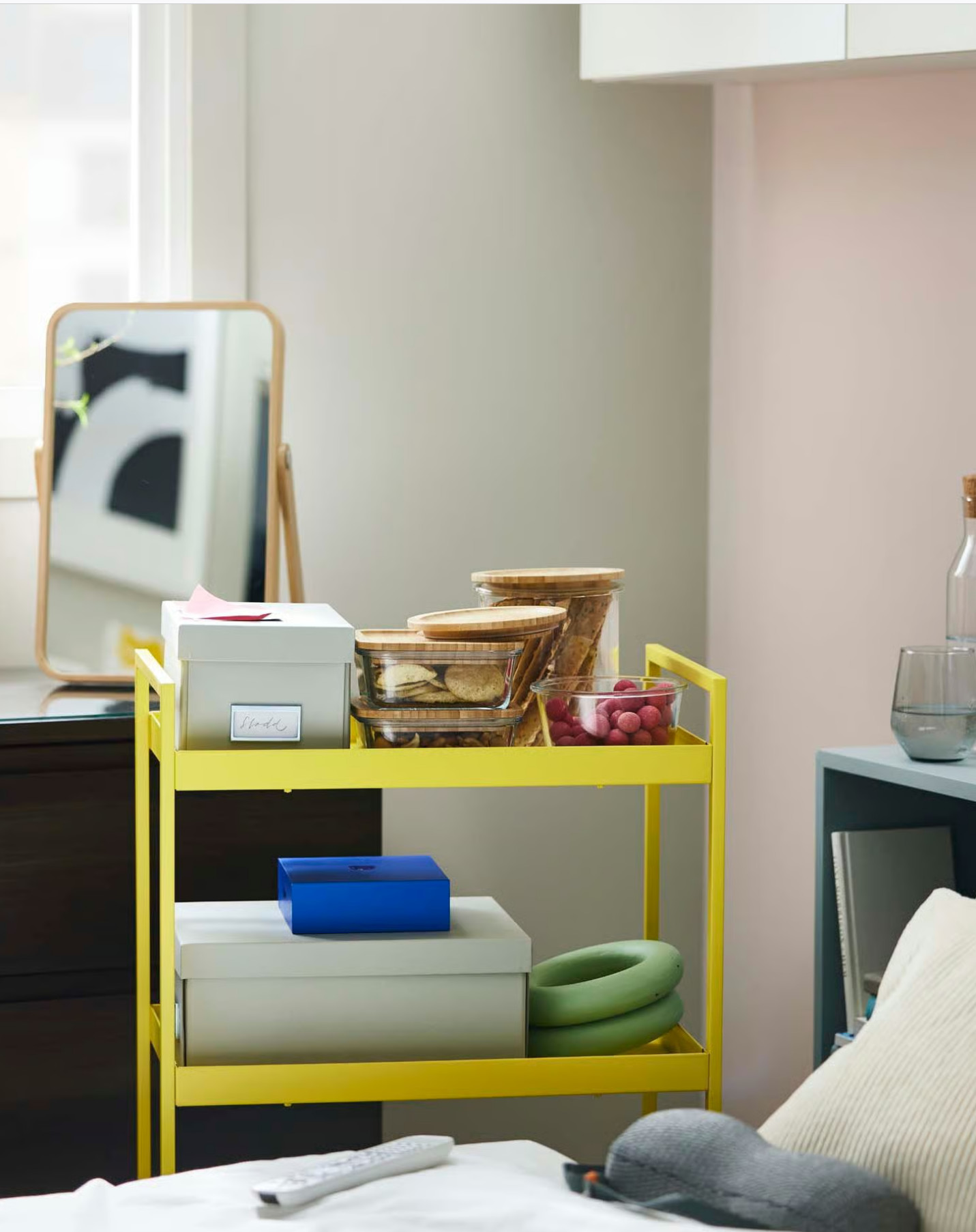 chambre IKEA accents jaunes et meubles sombres chambre IKEA accents jaunes et meubles sombres