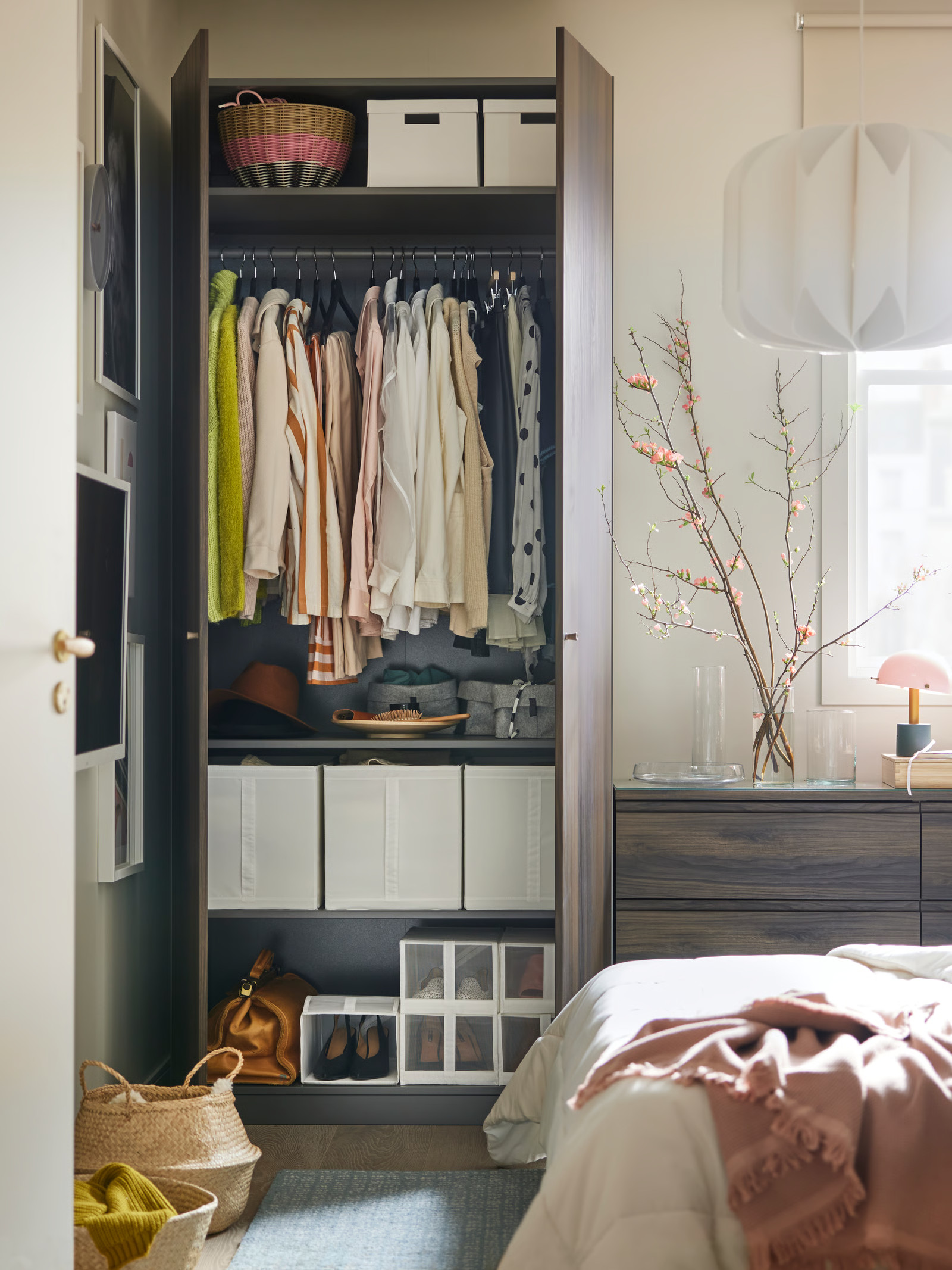 chambre IKEA accents jaunes et meubles sombres chambre IKEA accents jaunes et meubles sombres