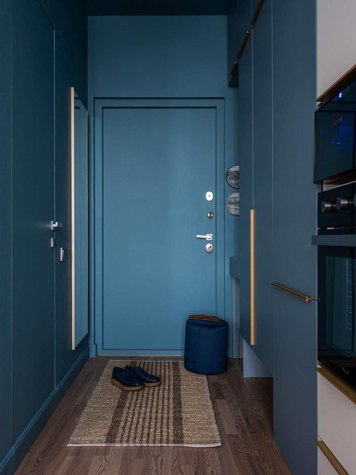 entrée murs et plafond bleus studio 28m2 décoration contemporaine